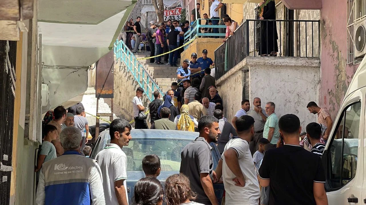 Genc Kari Koca Evde Silahla Vurulmus Halde Olu Bulundu 5 Yasindaki Cocuklari Kayip