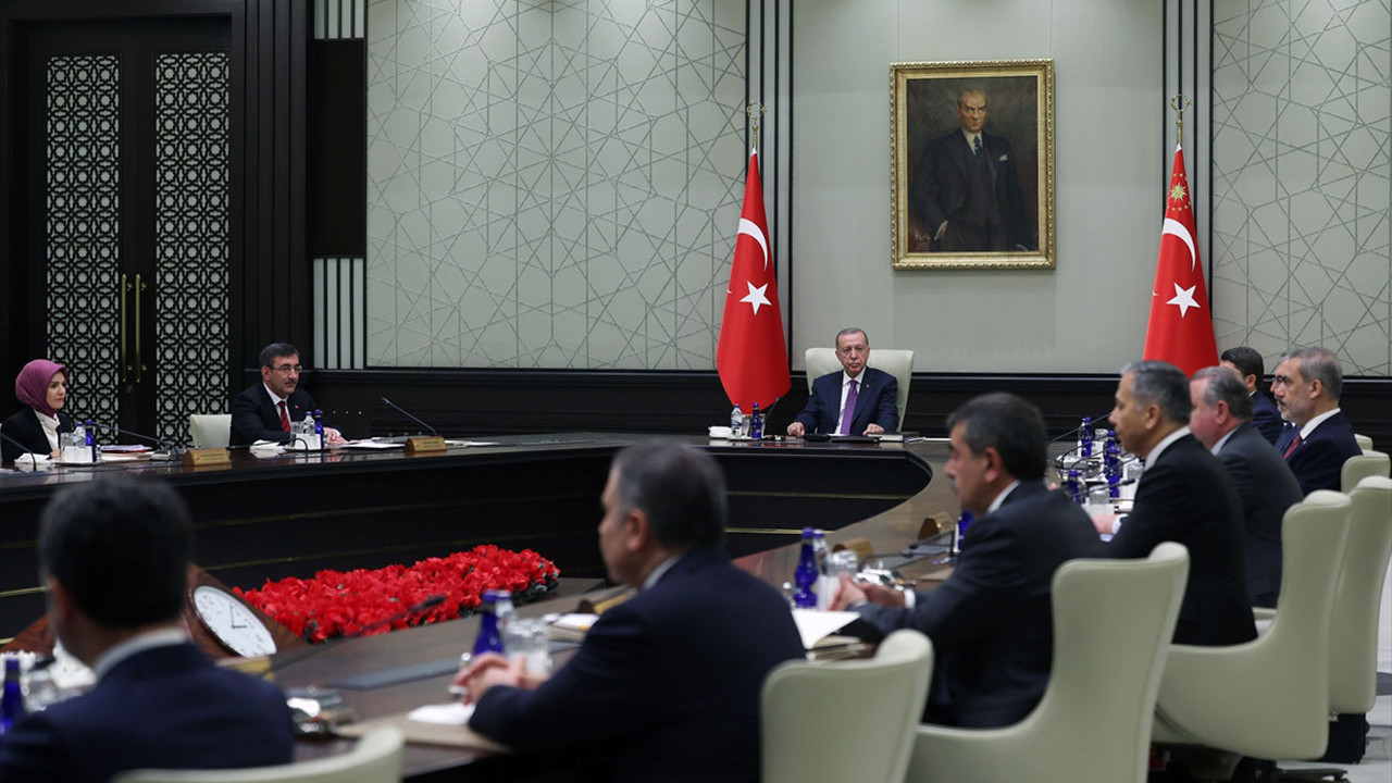 Kabine Toplaniyor Ogrencilere Vergisiz Telefon Ve Bilgisayar Da Masada Hg T A