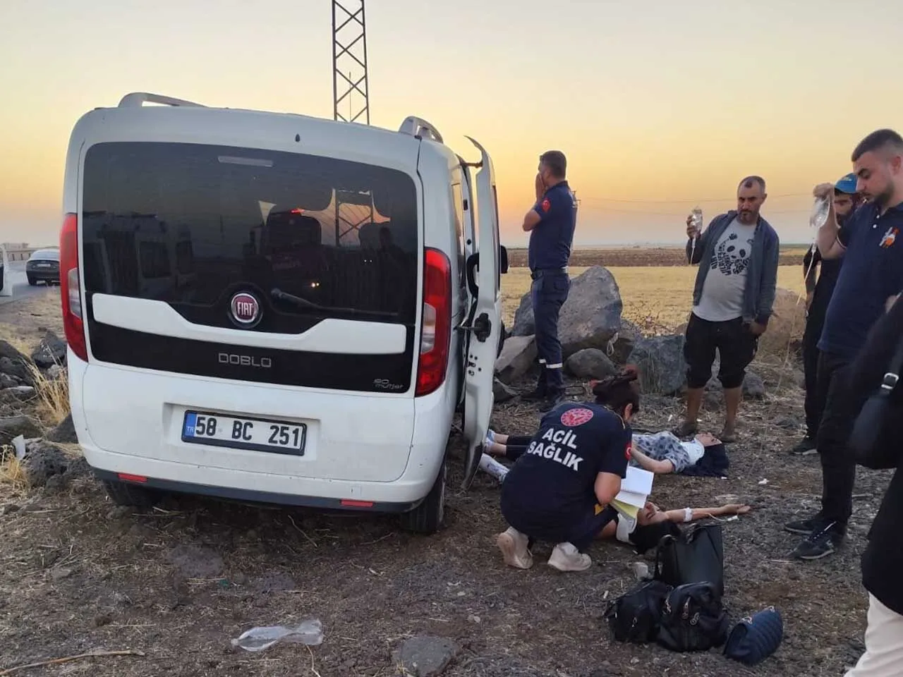 Mardinde Hafif Ticari Arac Sarampole Devrildi 4 Yarali 1