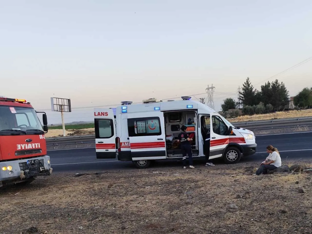 Mardinde Hafif Ticari Arac Sarampole Devrildi 4 Yarali 2