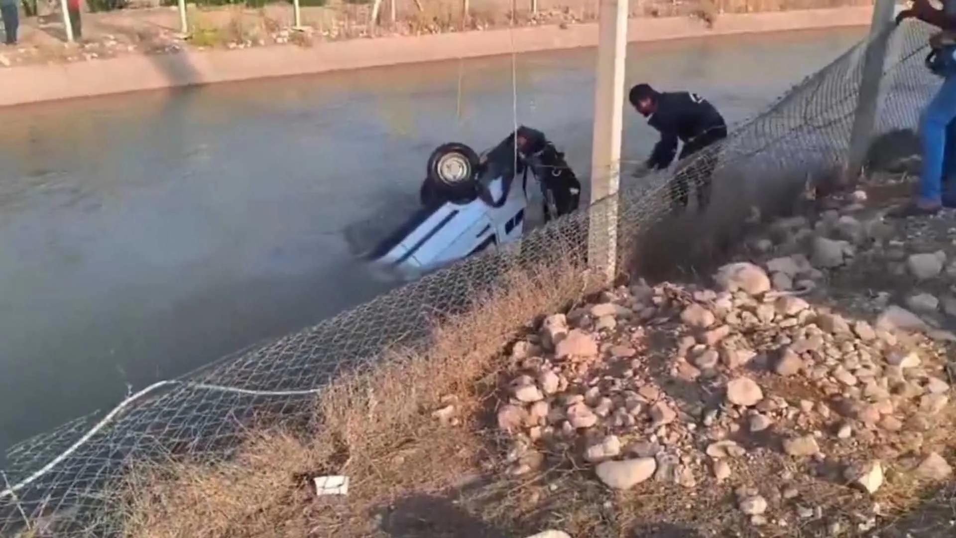 Otomobil Sulama Kanalina Dustu 2 Kisi Kurtarildi 3