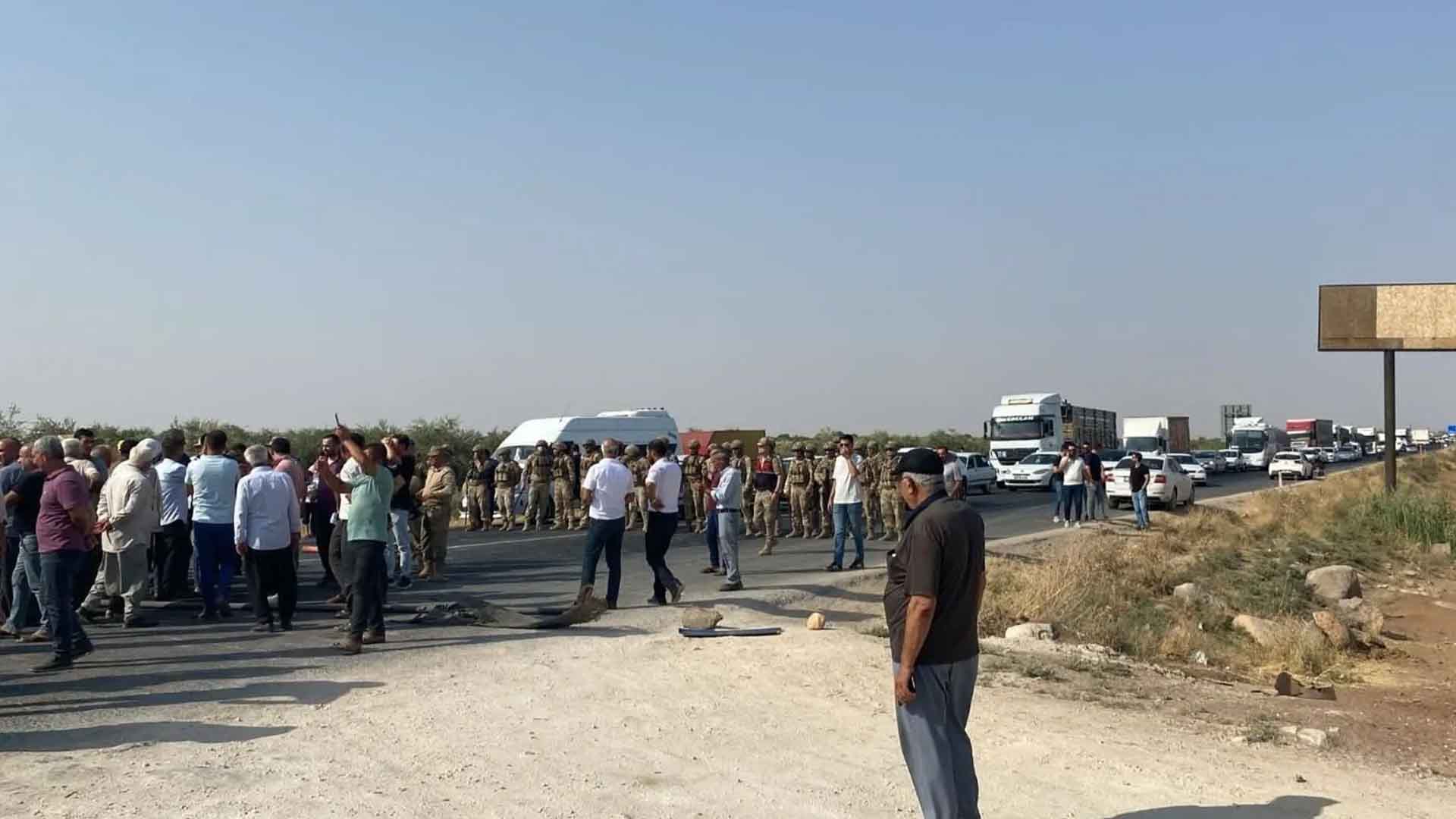 Şanlıurfa’da Çiftçi İsyanı, Sulama Krizi Nedeniyle Kara Yolu Trafiğe Kapatıldı 2