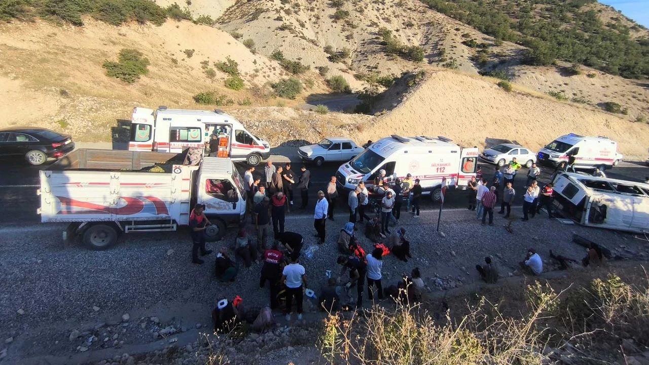 Tarim Iscilerini Tasiyan Minibus Devrildi 19 Yarali