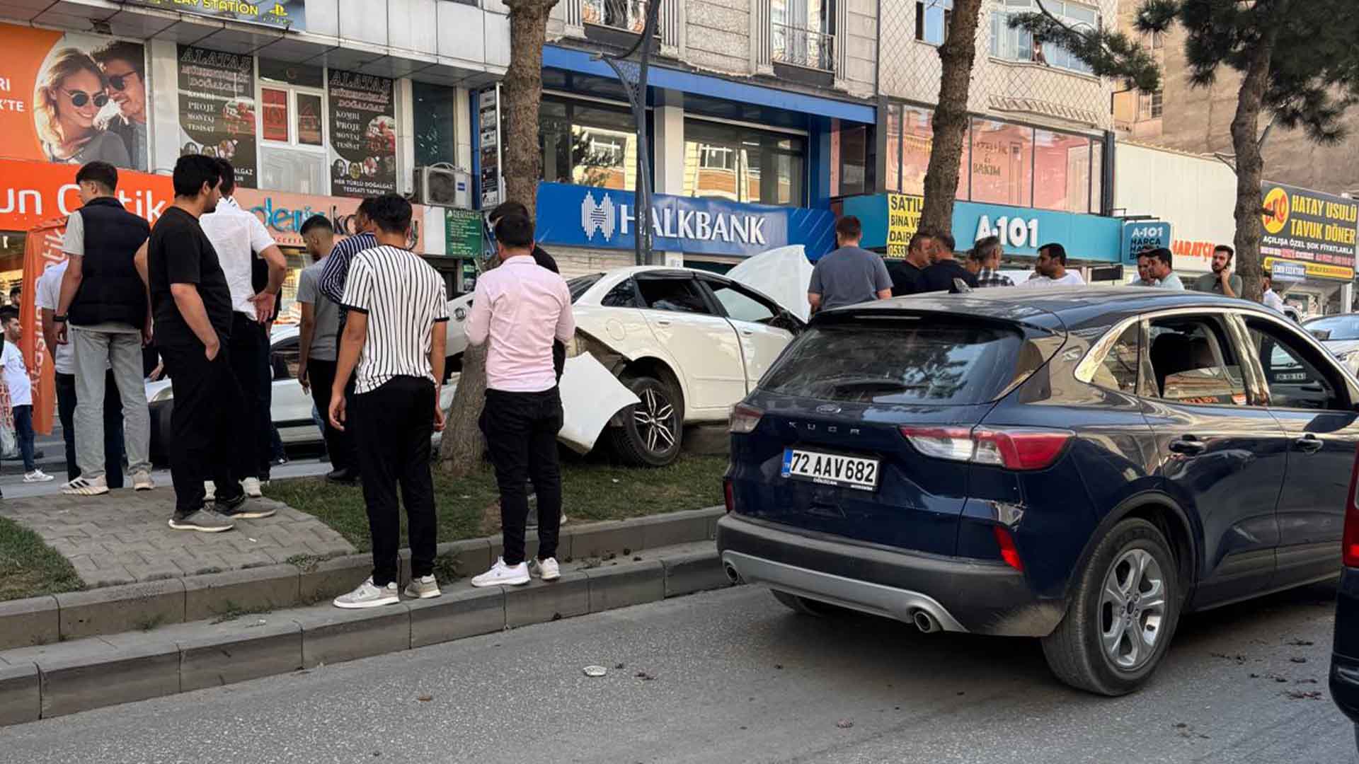 Tatvan'da Kontrolden Çıkan Araç Kaldırıma Vurdu 1