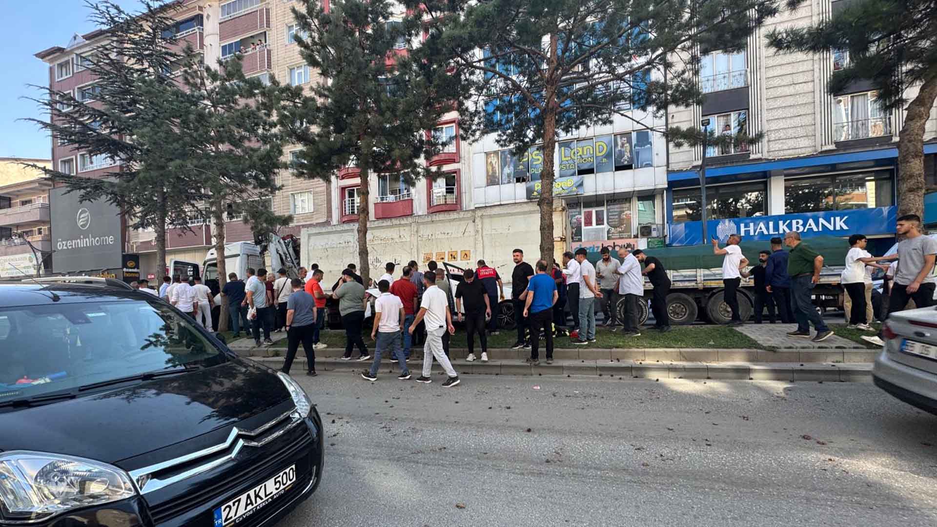 Tatvan'da Kontrolden Çıkan Araç Kaldırıma Vurdu 2