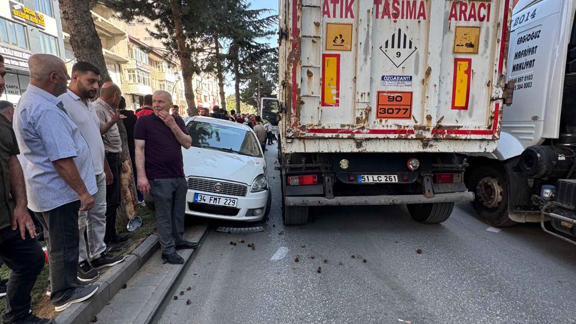 Tatvan'da Kontrolden Çıkan Araç Kaldırıma Vurdu