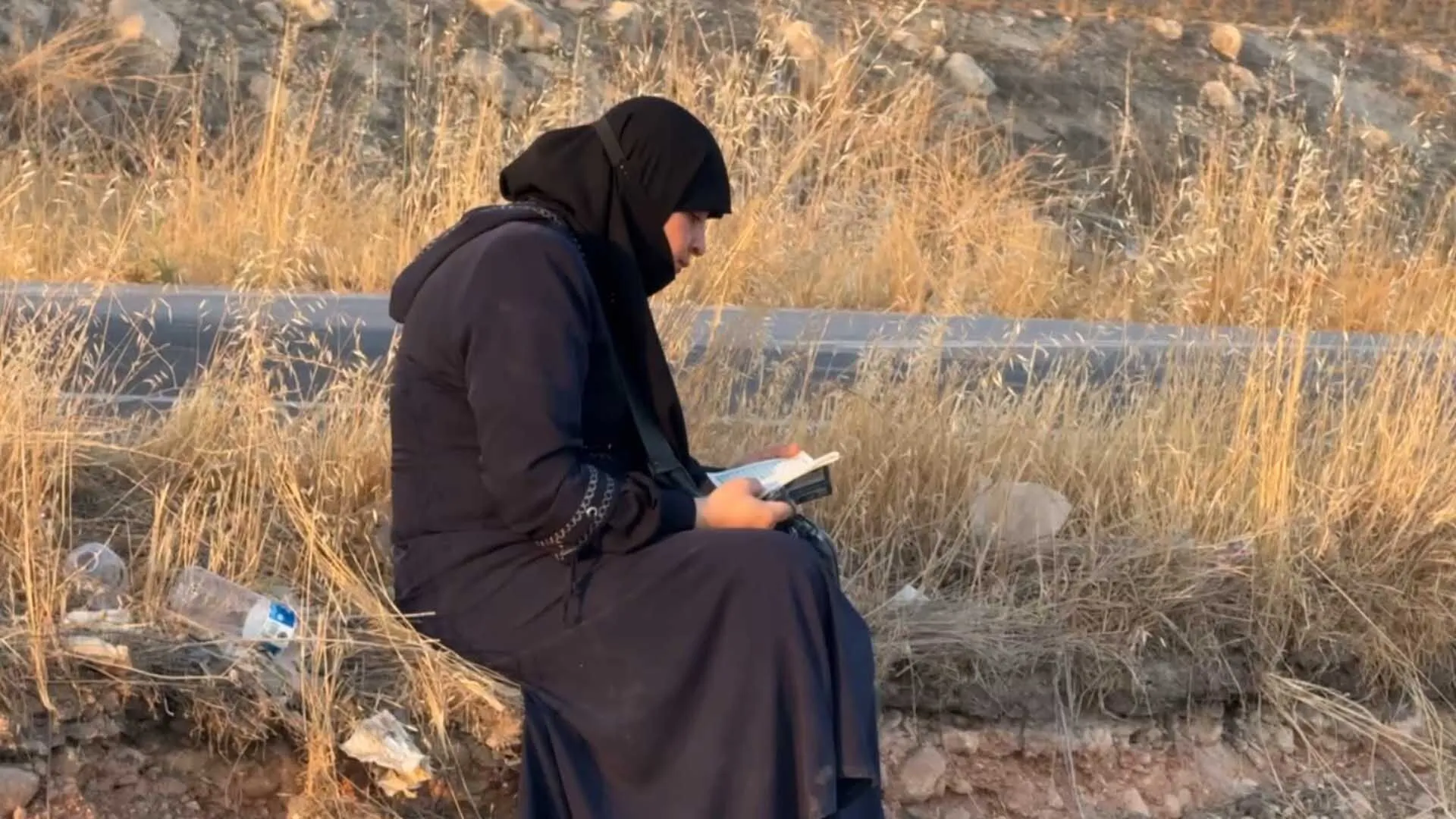 Ters Donen Aractan Sag Salim Cikti Oturup Kurani Kerim Okudu 1