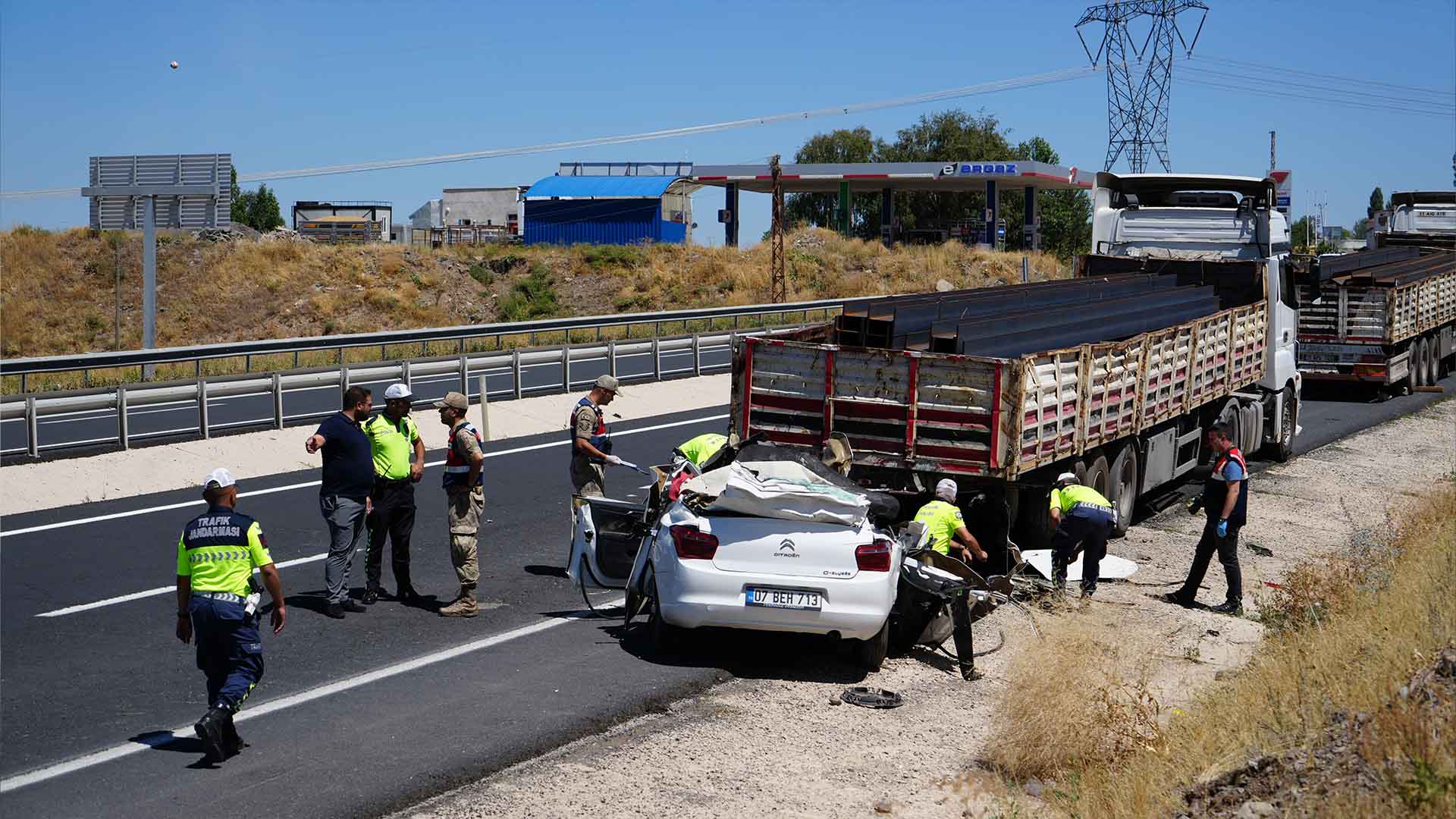 Tırın Altına Giren Otomobilde Sürücü Hayatını Kaybetti