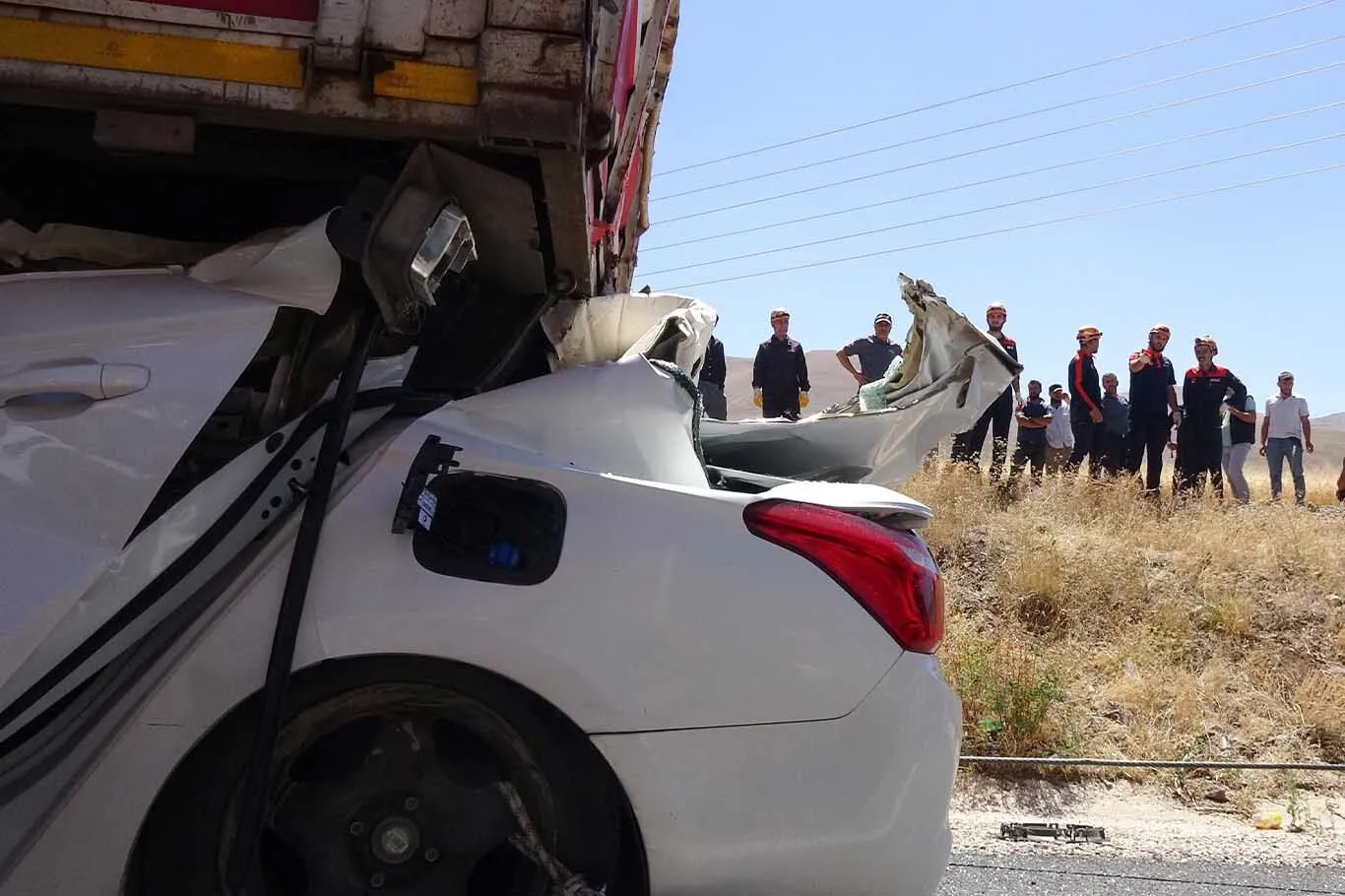 Tirin Altina Giren Otomobilin Surucusu Oldu 6