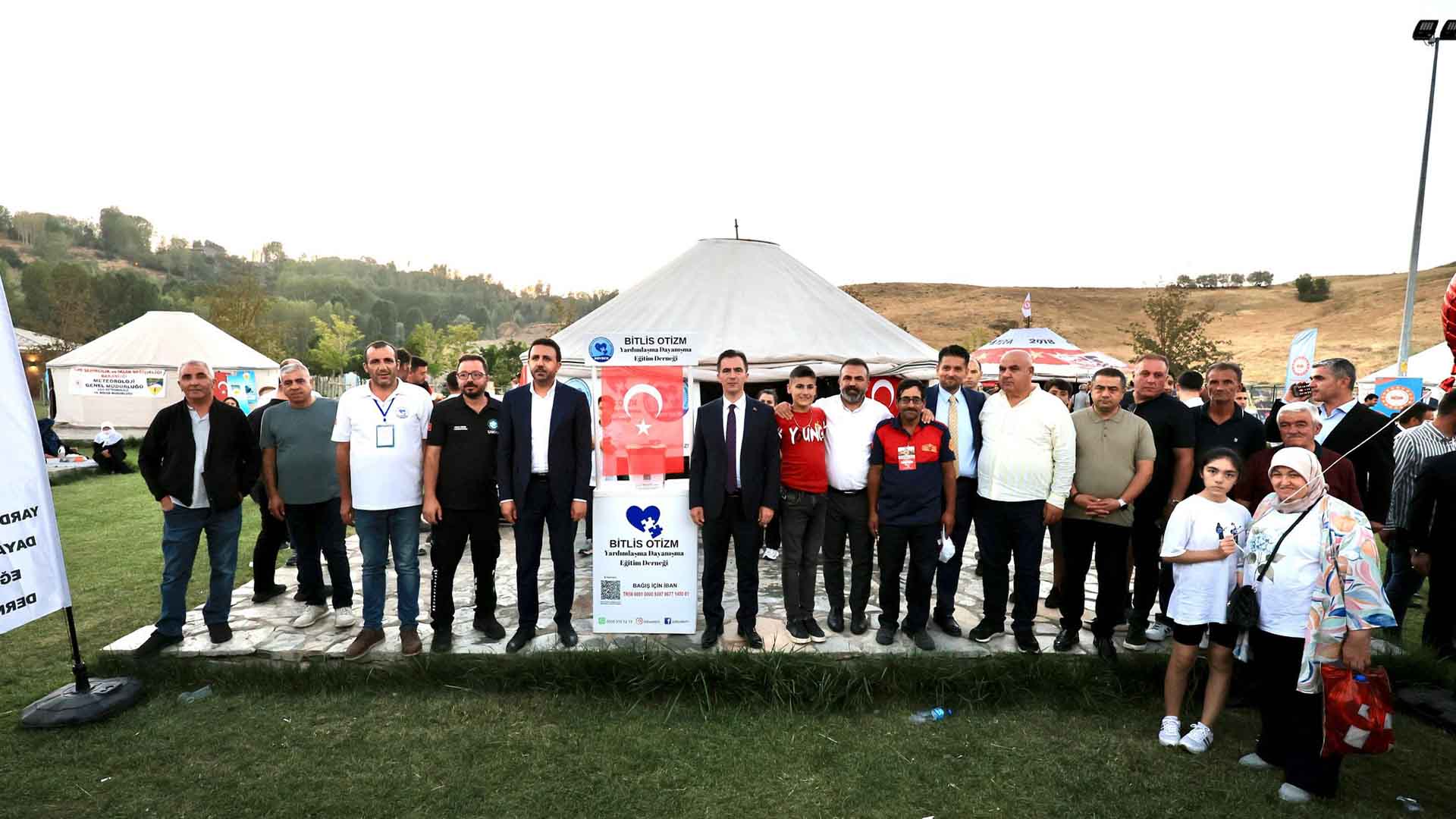 Vali Karakaya Ve Protokol, Ahlat Şenlikleri’nde Vatandaşlarla Buluştu 1