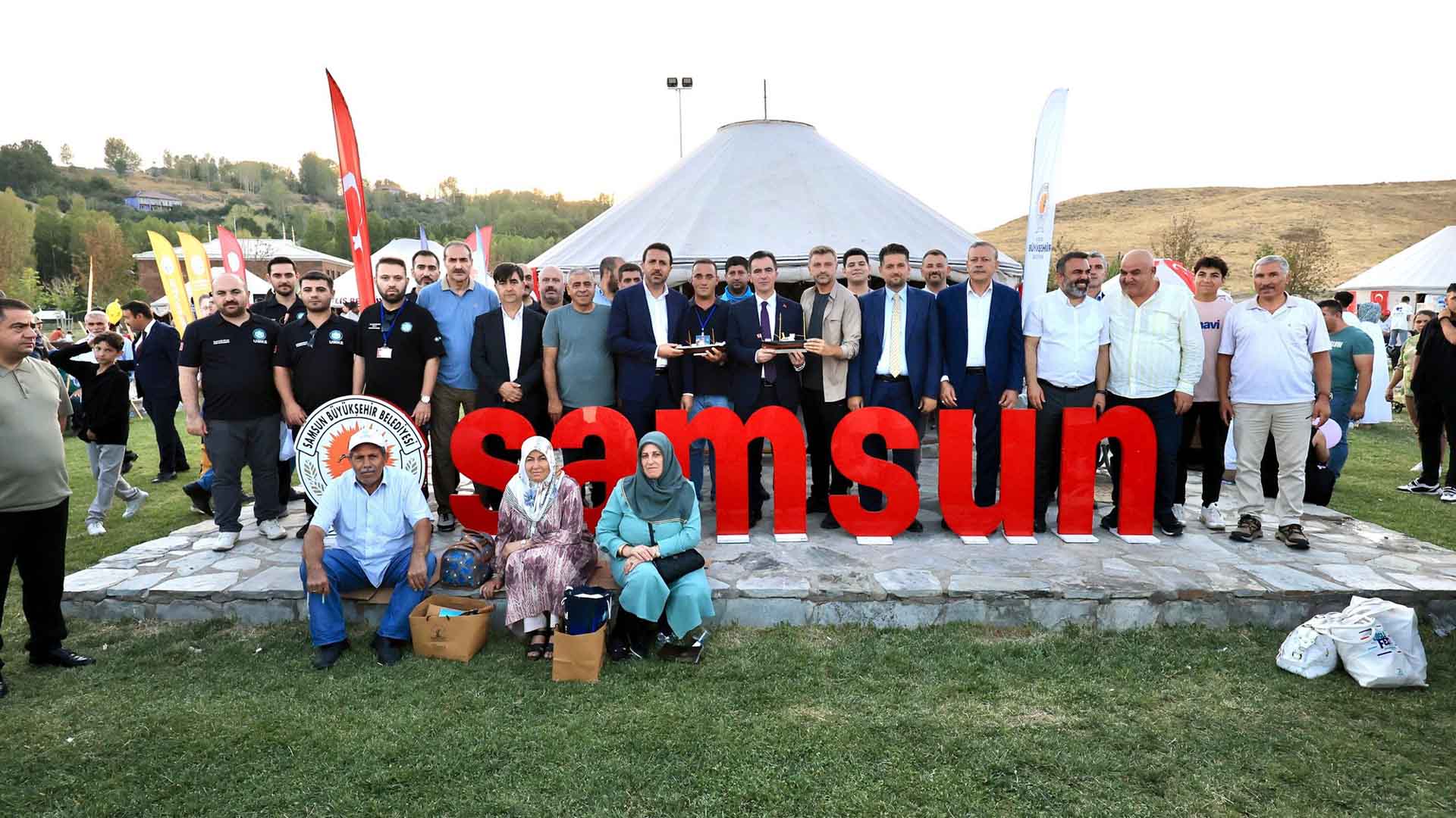 Vali Karakaya Ve Protokol, Ahlat Şenlikleri’nde Vatandaşlarla Buluştu 3