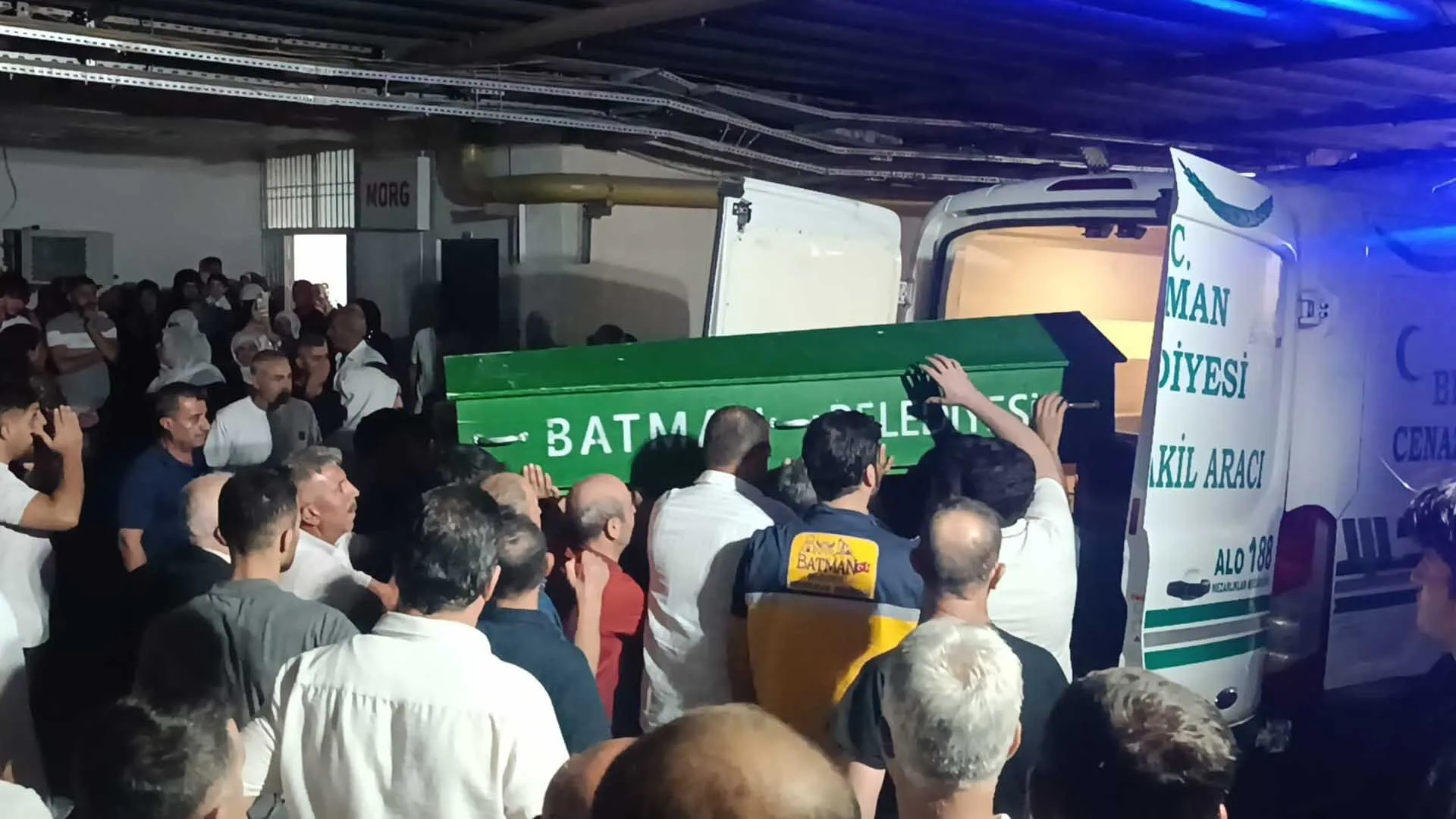 Batmanda Katledilen Anne Baba Ve Cocuklari Topraga Verildi 3