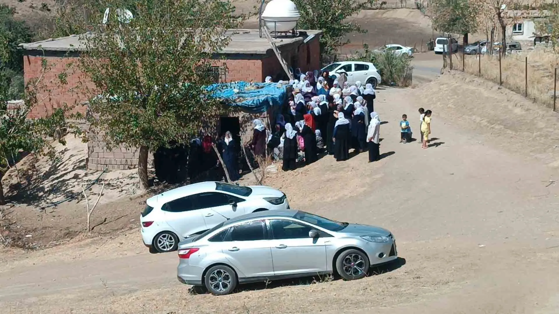 Batmanda Katledilen Anne Baba Ve Cocuklari Topraga Verildi 5