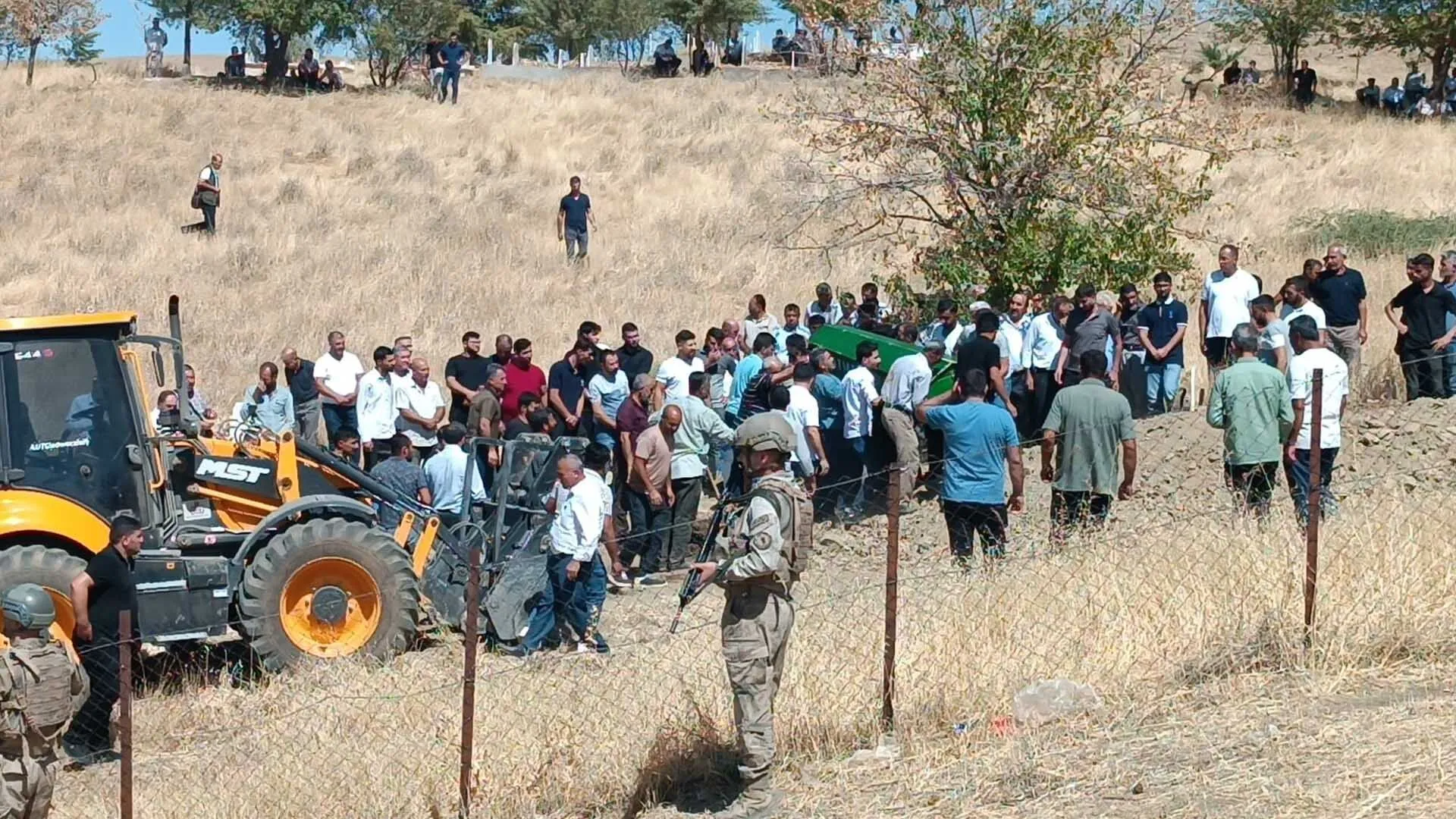 Batmanda Katledilen Anne Baba Ve Cocuklari Topraga Verildi 8