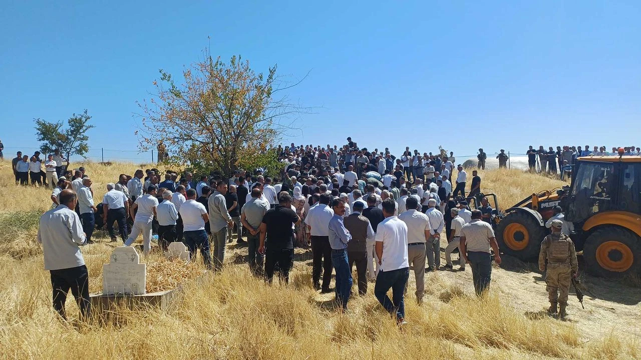 Batmanda Katledilen Anne Baba Ve Cocuklari Topraga Verildi