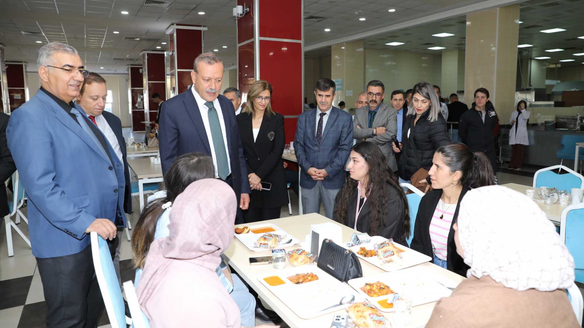 Bitlis Eren Üniversitesi Rektörü Elmastaş, Öğrencilerle Yemekhanede Buluştu 2