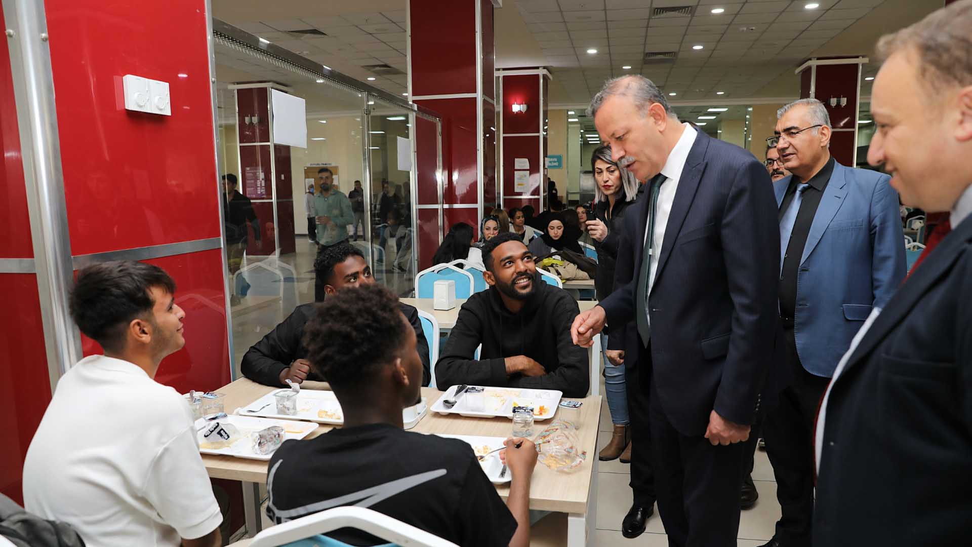 Bitlis Eren Üniversitesi Rektörü Elmastaş, Öğrencilerle Yemekhanede Buluştu 3