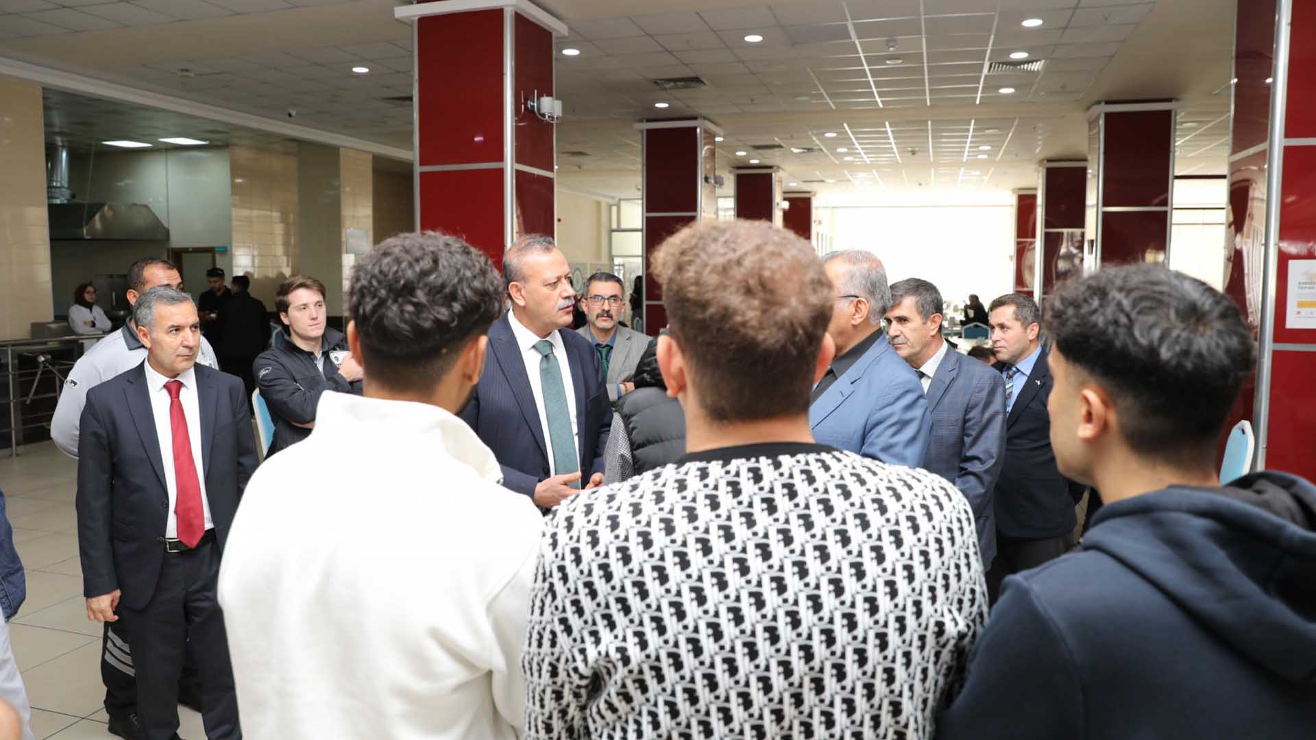 Bitlis Eren Üniversitesi Rektörü Elmastaş, Öğrencilerle Yemekhanede Buluştu