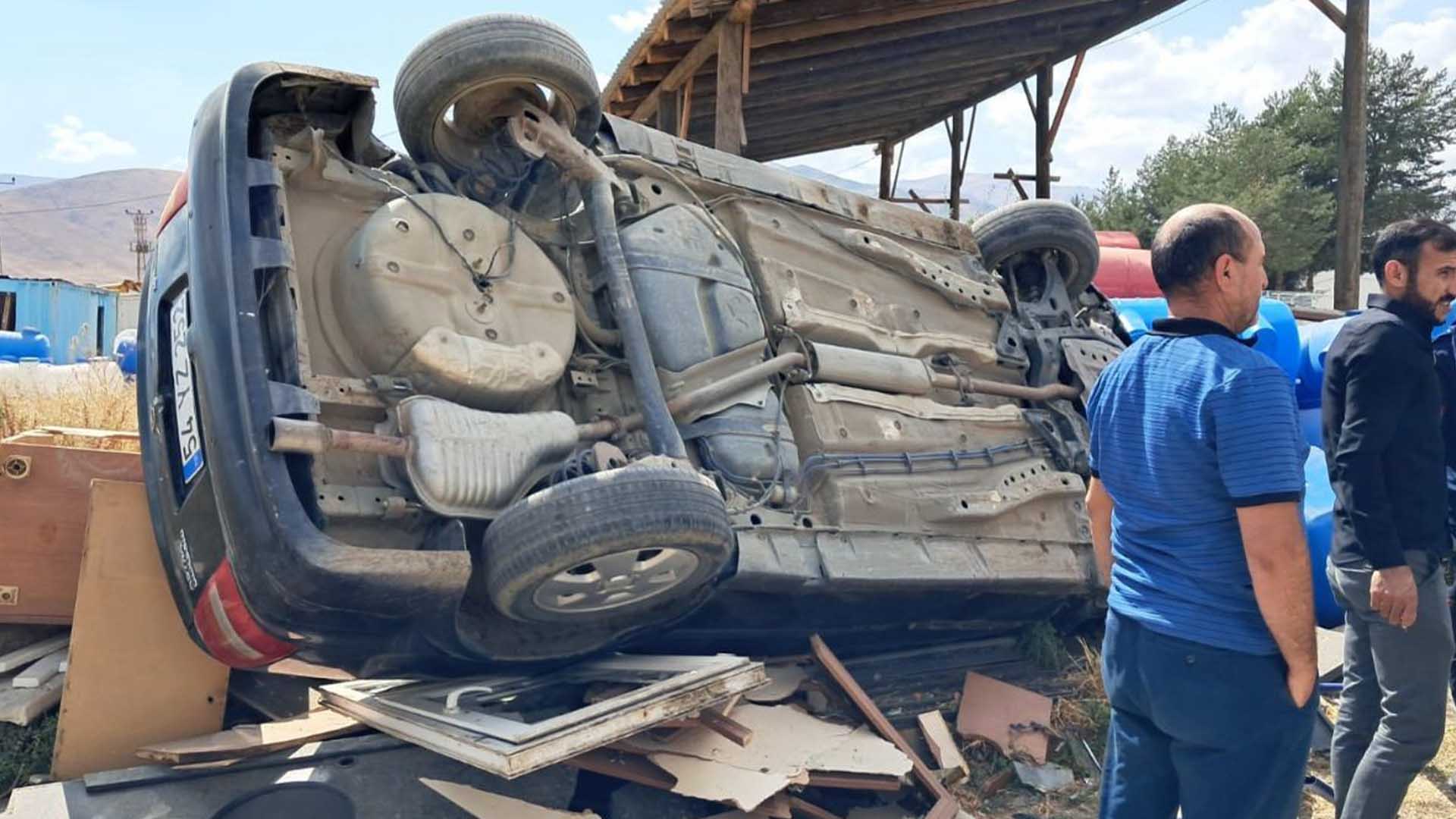 Bitlis Kara Yolunda Otomobil Hurda Dükkanına Daldı, 2 Yaralı 1