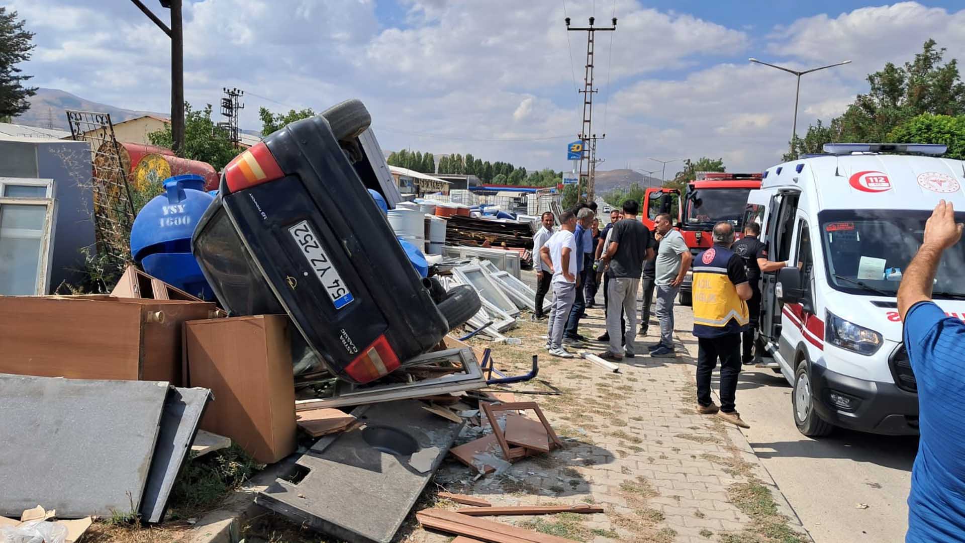 Bitlis Kara Yolunda Otomobil Hurda Dükkanına Daldı, 2 Yaralı 2