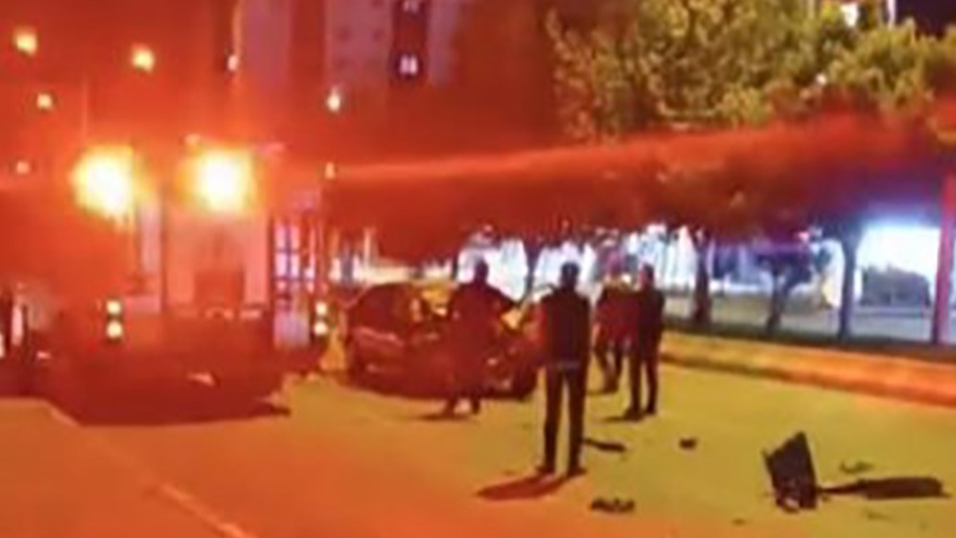 Bitlis Kara Yolunda Otomobil Traktöre Çarptı, 1 Yaralı