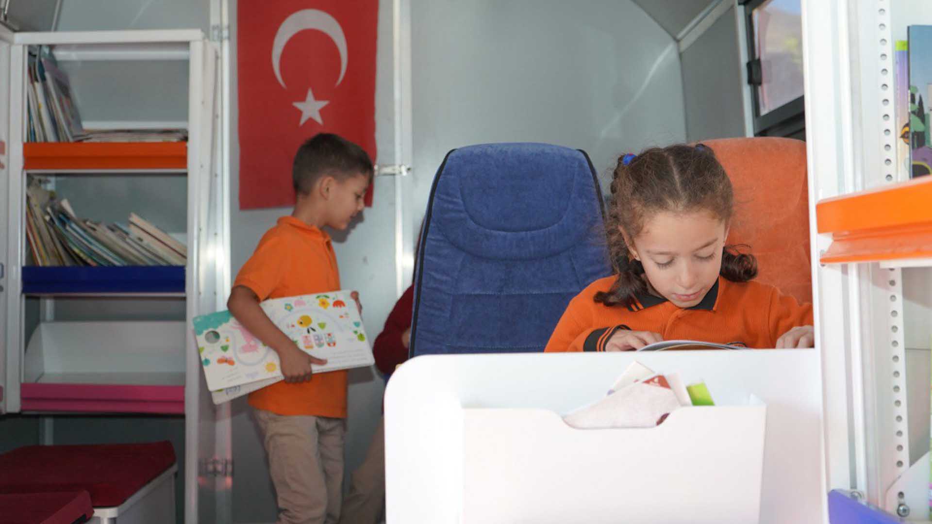 Bitlisli Çocuklardan Gezici Kütüphane'ye Yoğun İlgi 7