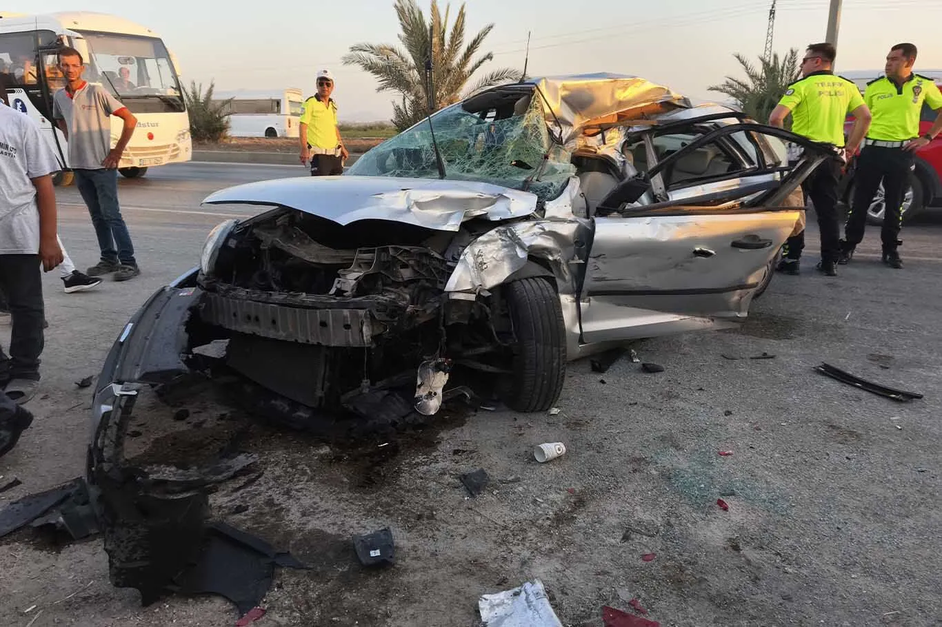 Gardiyanlarin Bindigi Otomobil Kamyona Carpti 2 Olu 1 Yarali 1