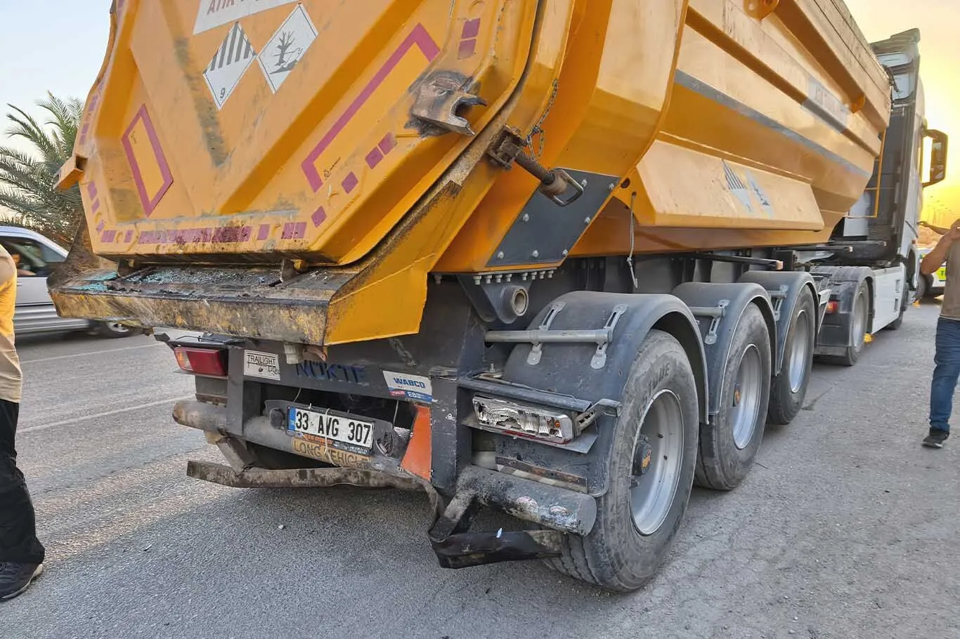 Gardiyanlarin Bindigi Otomobil Kamyona Carpti 2 Olu 1 Yarali 2