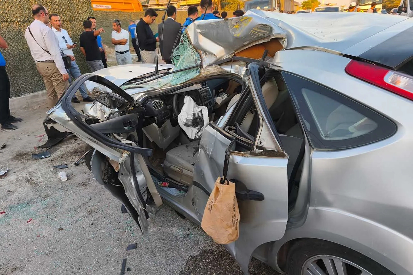 Gardiyanlarin Bindigi Otomobil Kamyona Carpti 2 Olu 1 Yarali 3