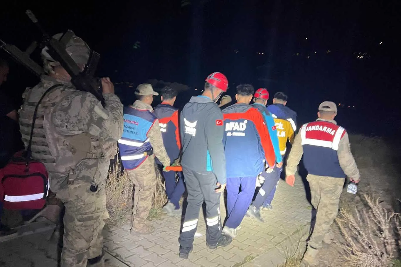 Kayaliklardan Dustu 15 Saat Sedye Ile Tasinarak Hastaneye Ulastirildi 1