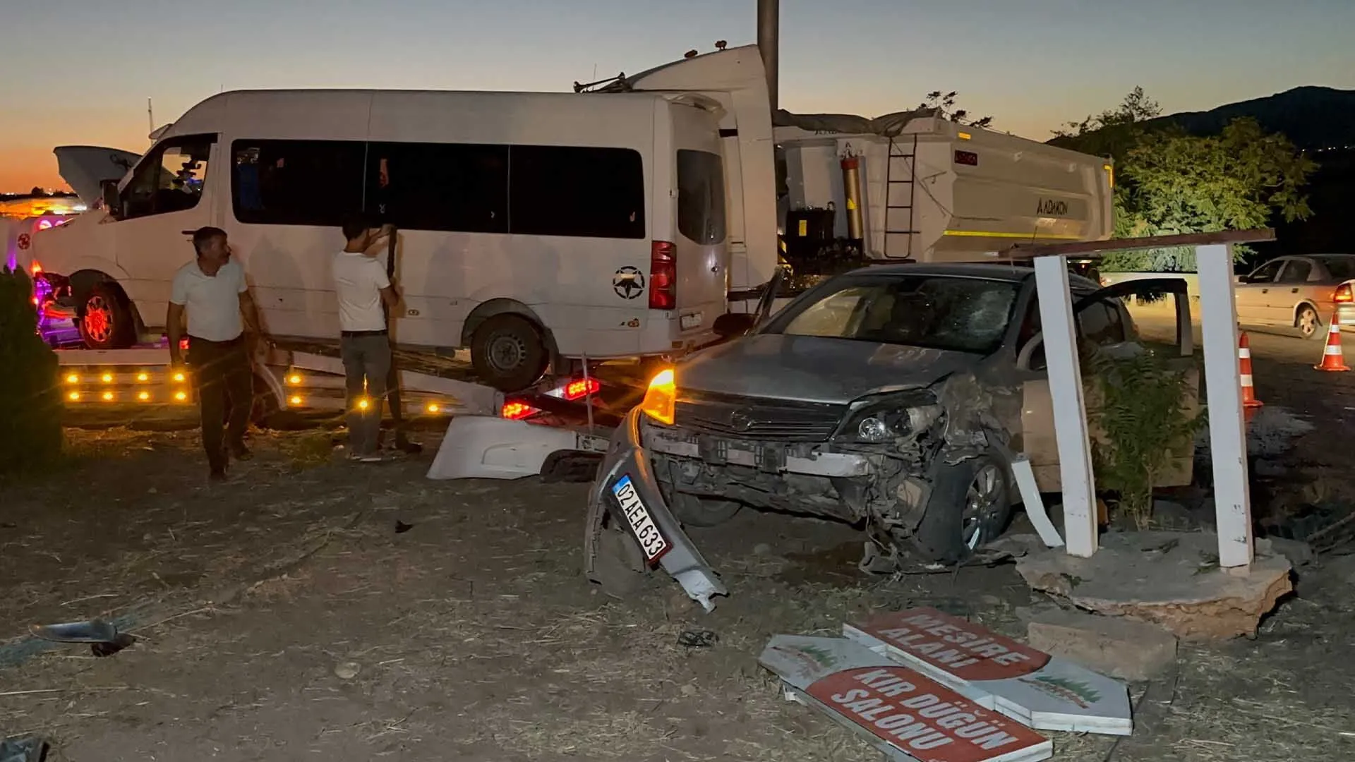 Minibus Ile Otomobil Carpisti 12 Yarali