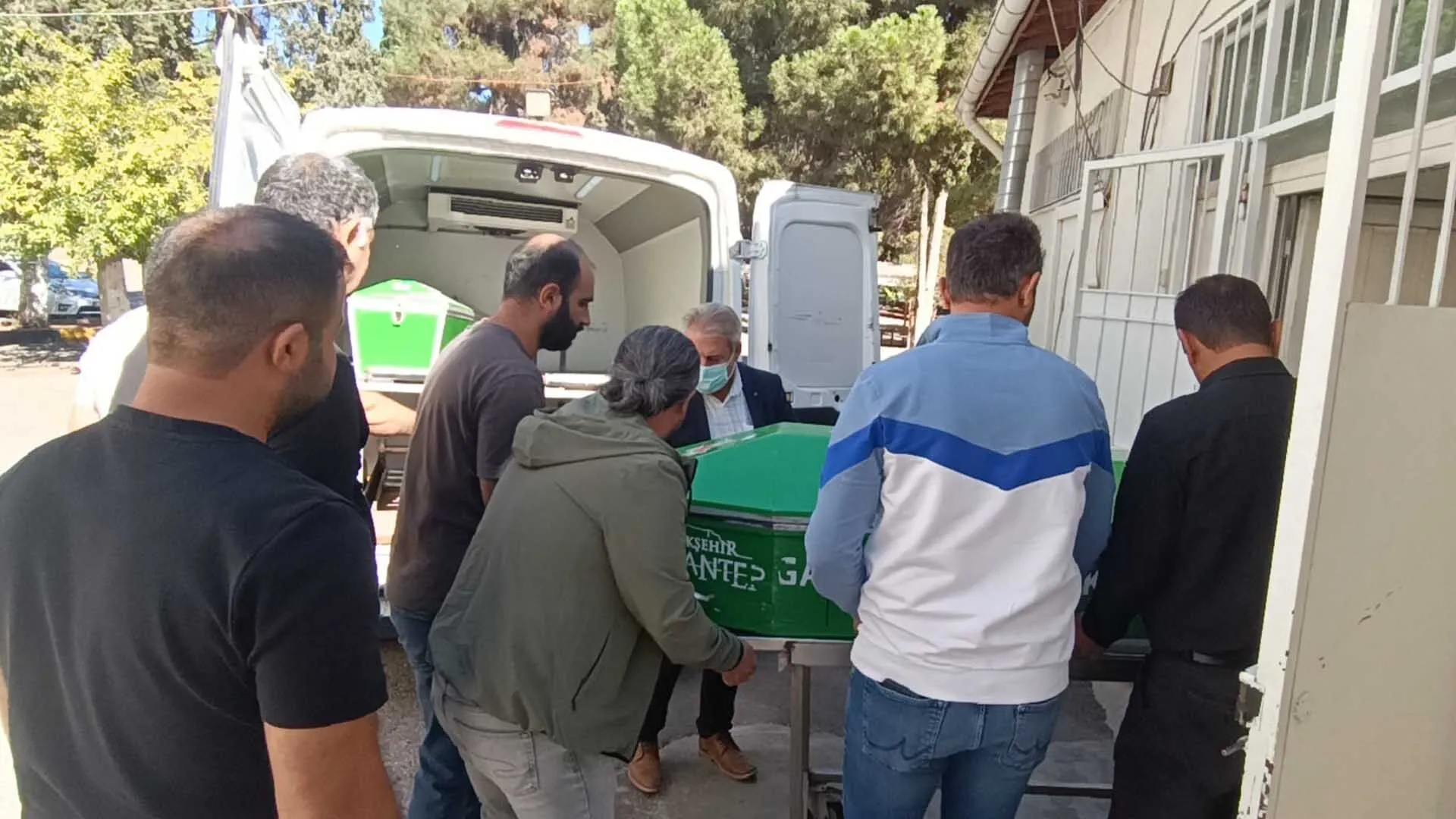 Park Halindeki Tira Carpan Otomobildeki 3 Kardesten 2Si Oldu 2