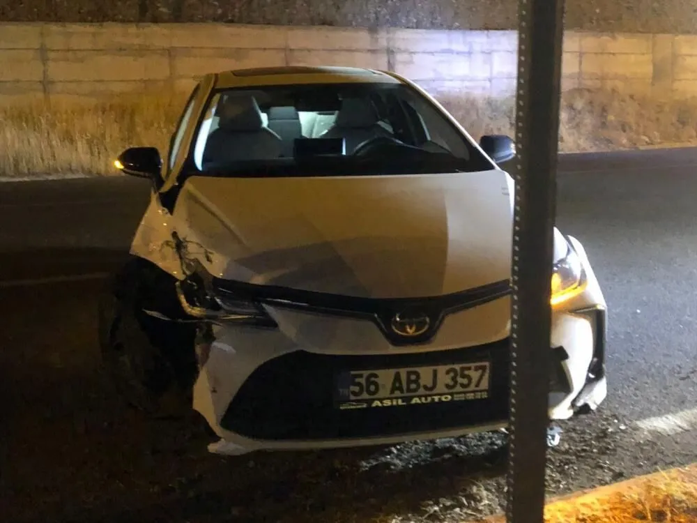 Siirtte Trafik Kazasi Arac Direge Carpti 1