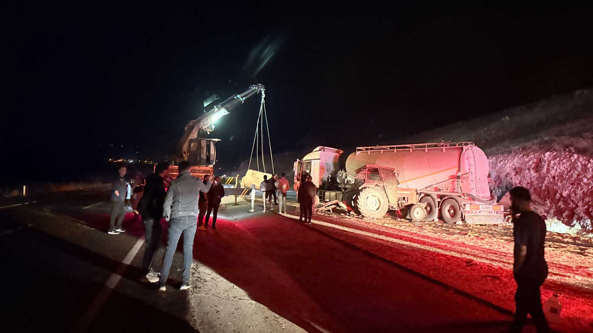 Traktör Ile Kamyon Çarpıştı, 3 Kişi Yaralandı 1