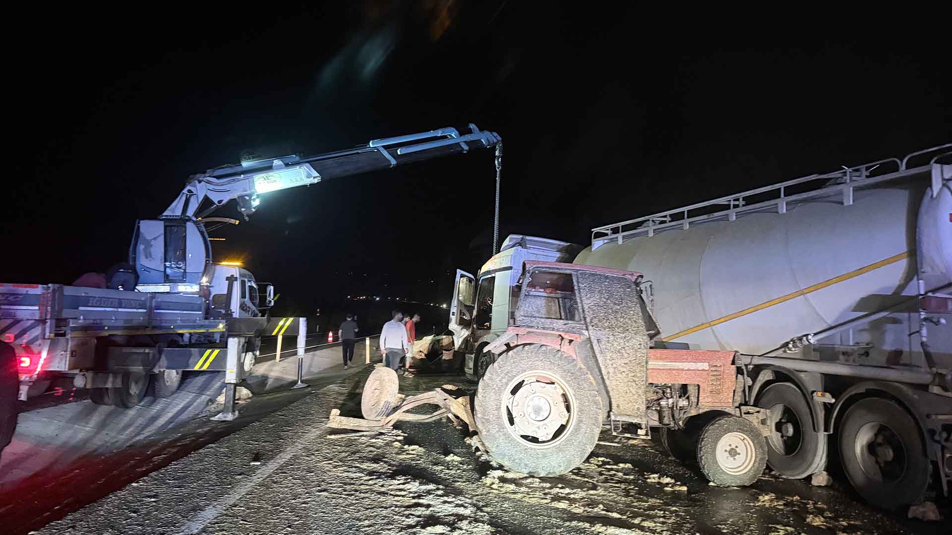 Traktör Ile Kamyon Çarpıştı, 3 Kişi Yaralandı