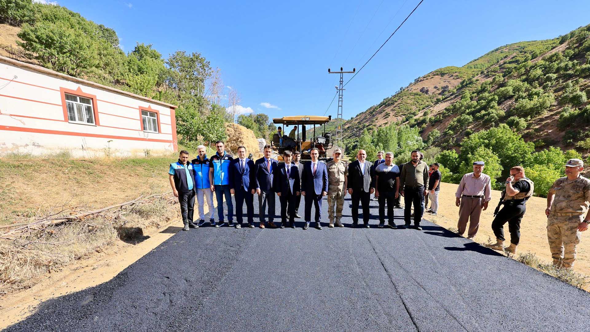 Vali Karakaya, Bitlis’te Grup Köy Yollarındaki Çalışmaları Inceledi 1