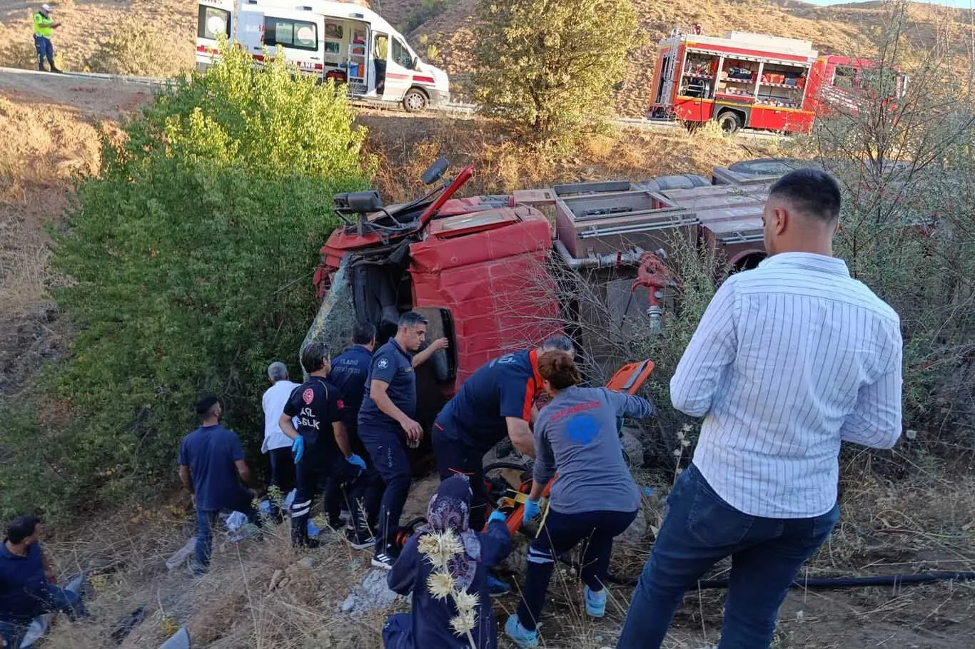 Yangina Giden Itfaiye Araci Devrildi 2 Yarali 2