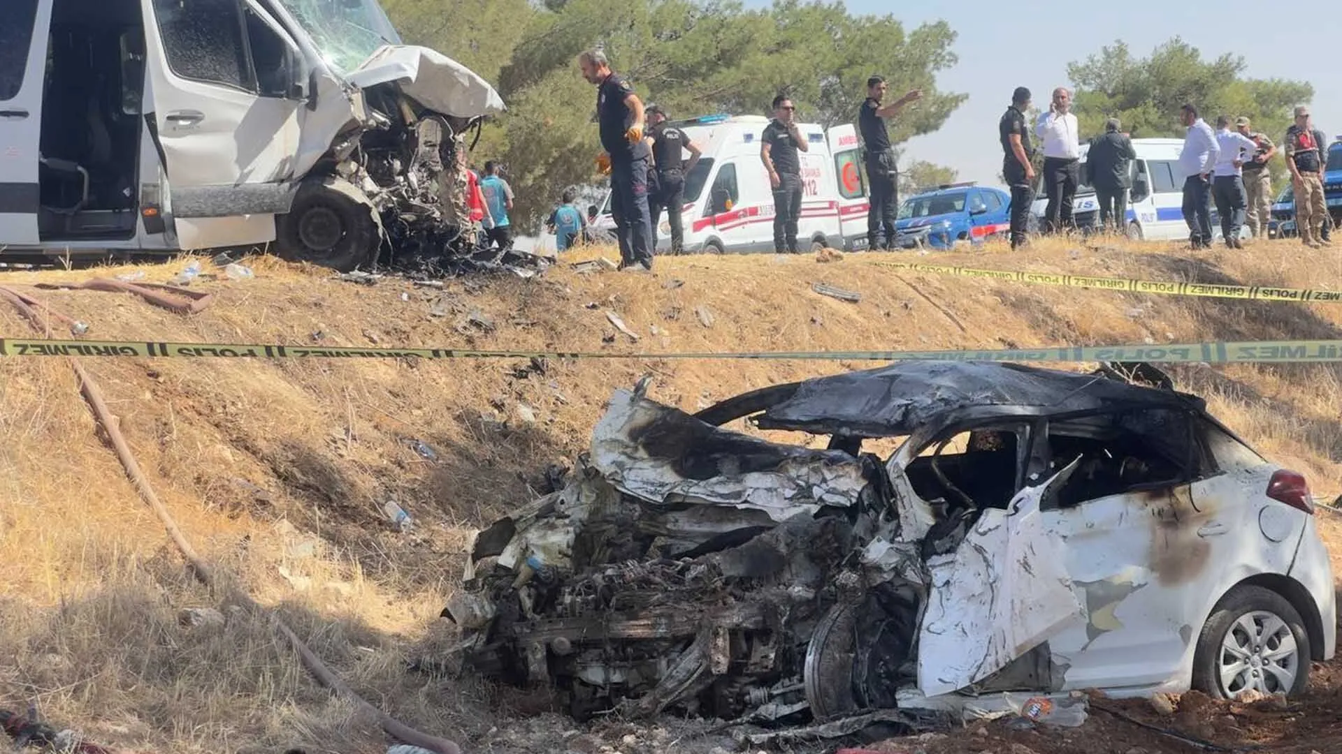 Yolcu Minibusuyle Carpisan Otomobilin Surucusu Yanarak Oldu 1