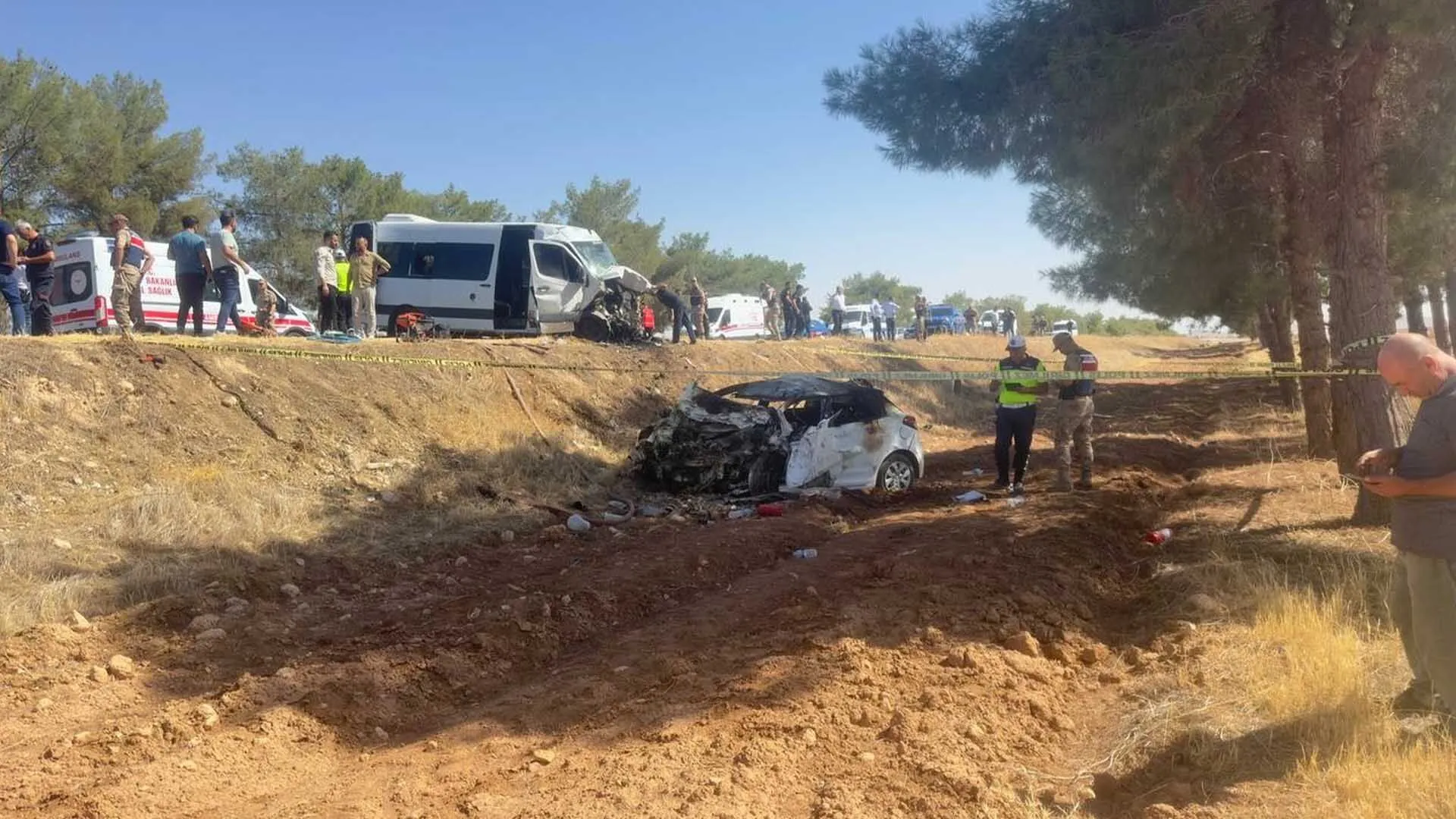 Yolcu Minibusuyle Carpisan Otomobilin Surucusu Yanarak Oldu 2