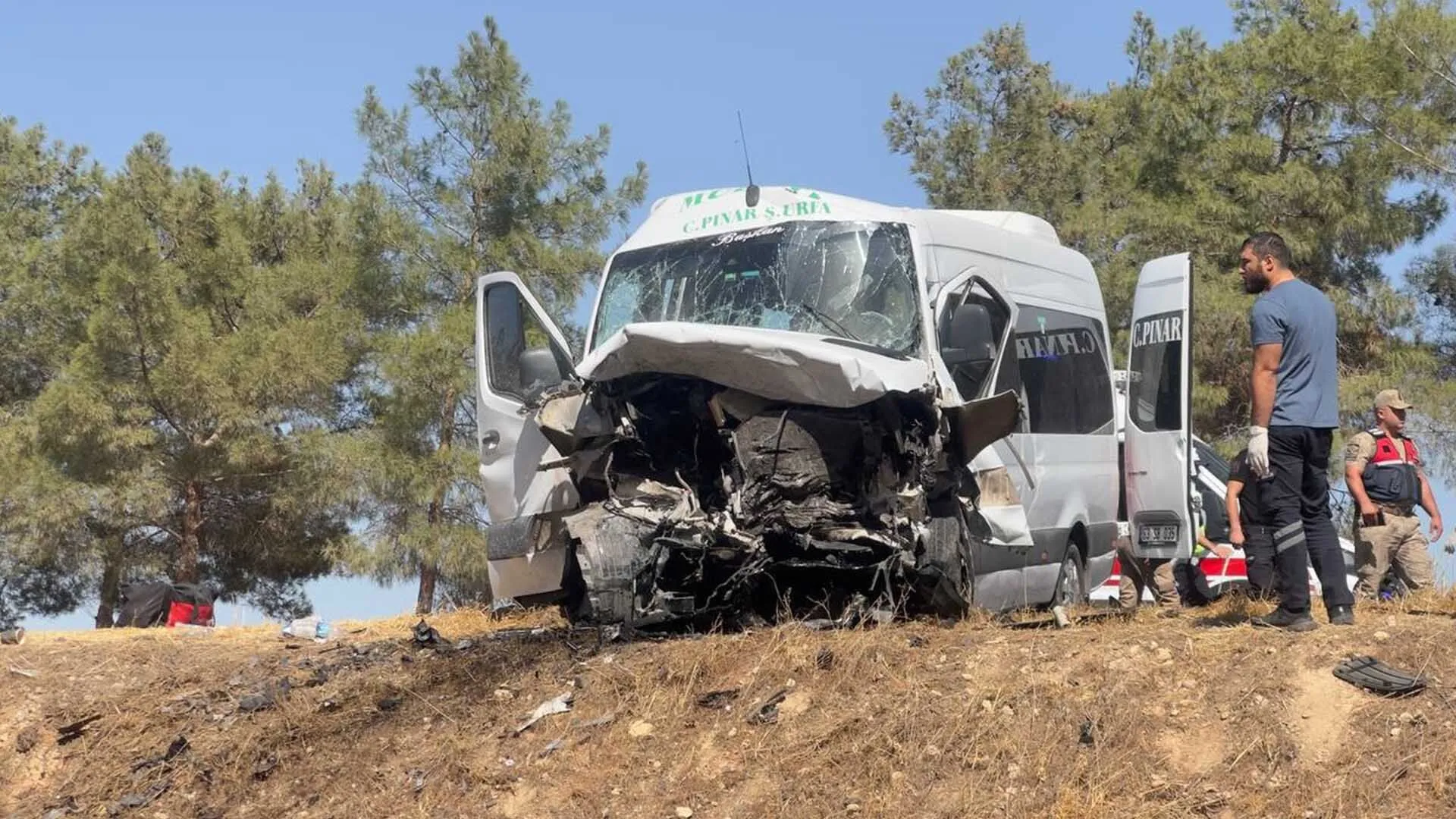 Yolcu Minibusuyle Carpisan Otomobilin Surucusu Yanarak Oldu 3