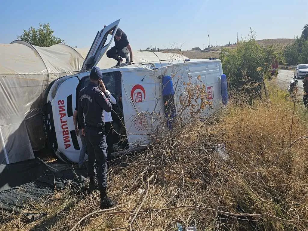 Ambulansla Kaza Yaparak Devrildi 3U Saglik Gorevlisi 8 Yarali 1