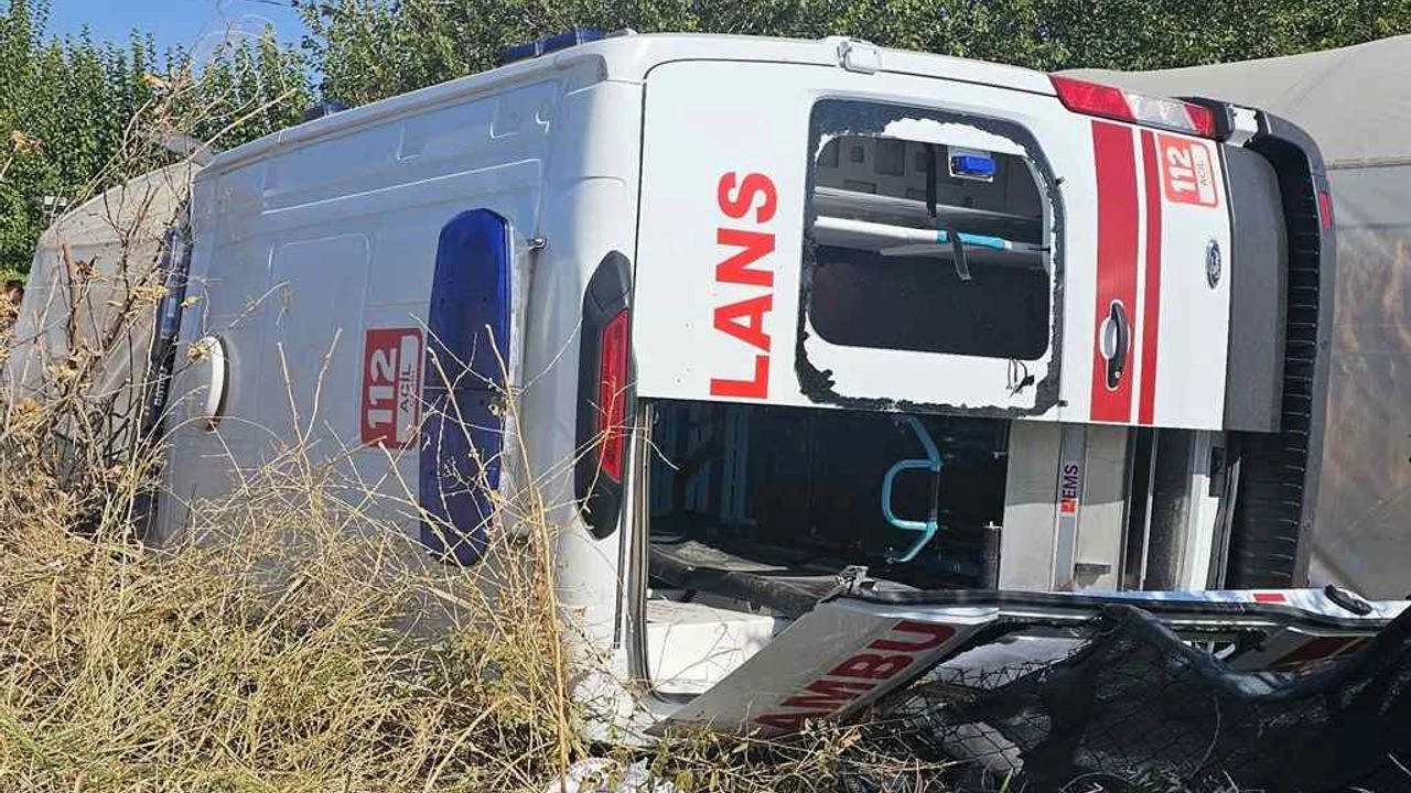Ambulansla Kaza Yaparak Devrildi 3U Saglik Gorevlisi 8 Yarali 2