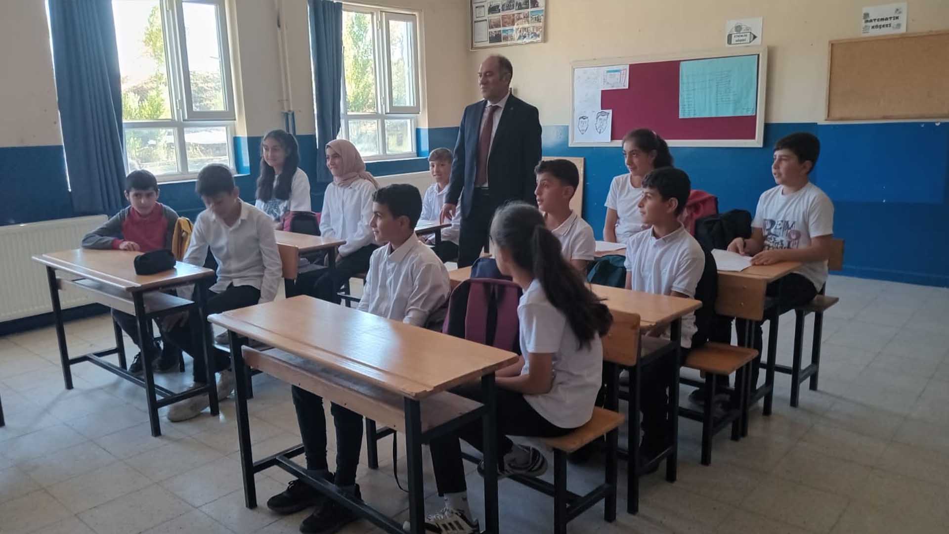 Bitlis İl Millî Eğitim Müdürü Vedat Kaya’dan Dereyolu Köyü Okullarına Bayram Ziyareti 1