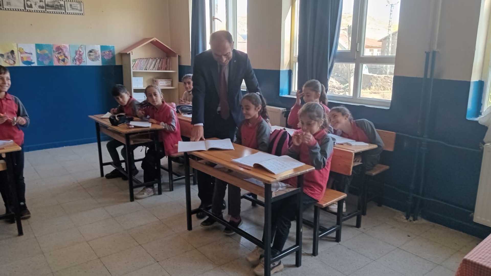 Bitlis İl Millî Eğitim Müdürü Vedat Kaya’dan Dereyolu Köyü Okullarına Bayram Ziyareti 3