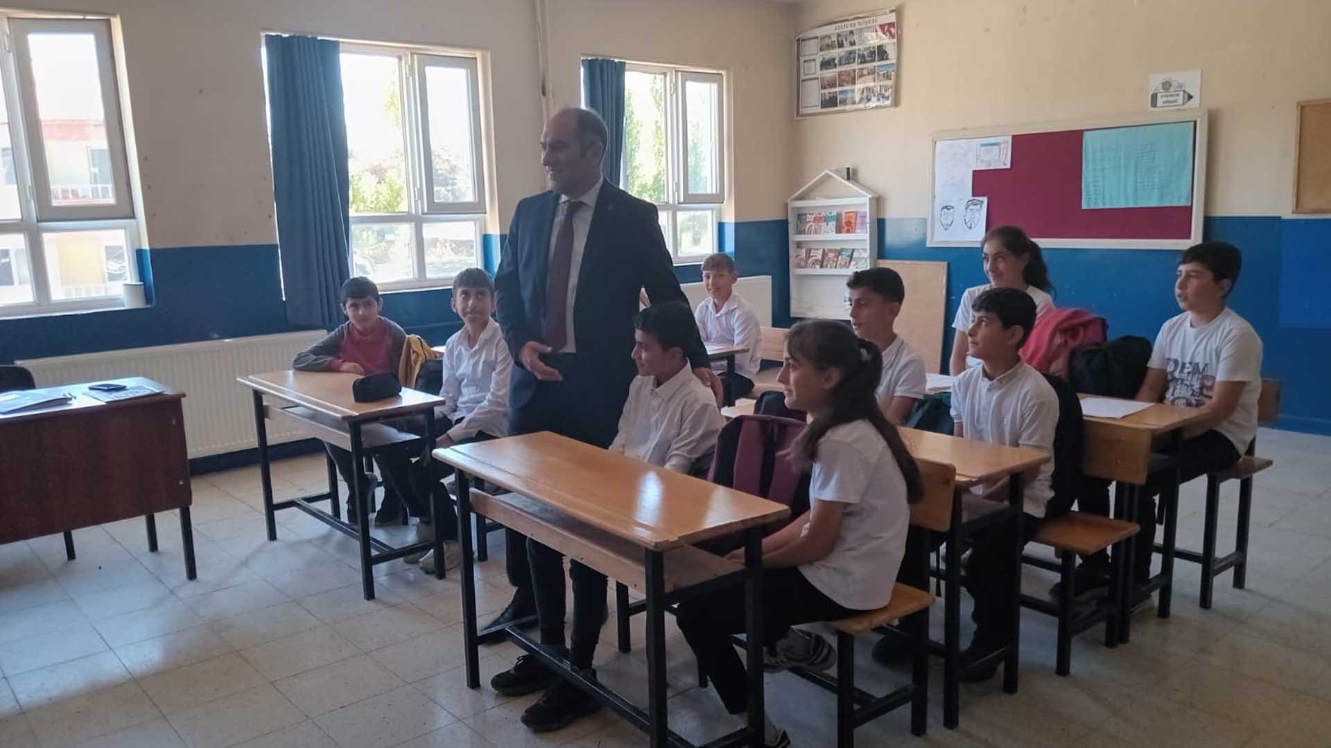 Bitlis İl Millî Eğitim Müdürü Vedat Kaya’dan Dereyolu Köyü Okullarına Bayram Ziyareti