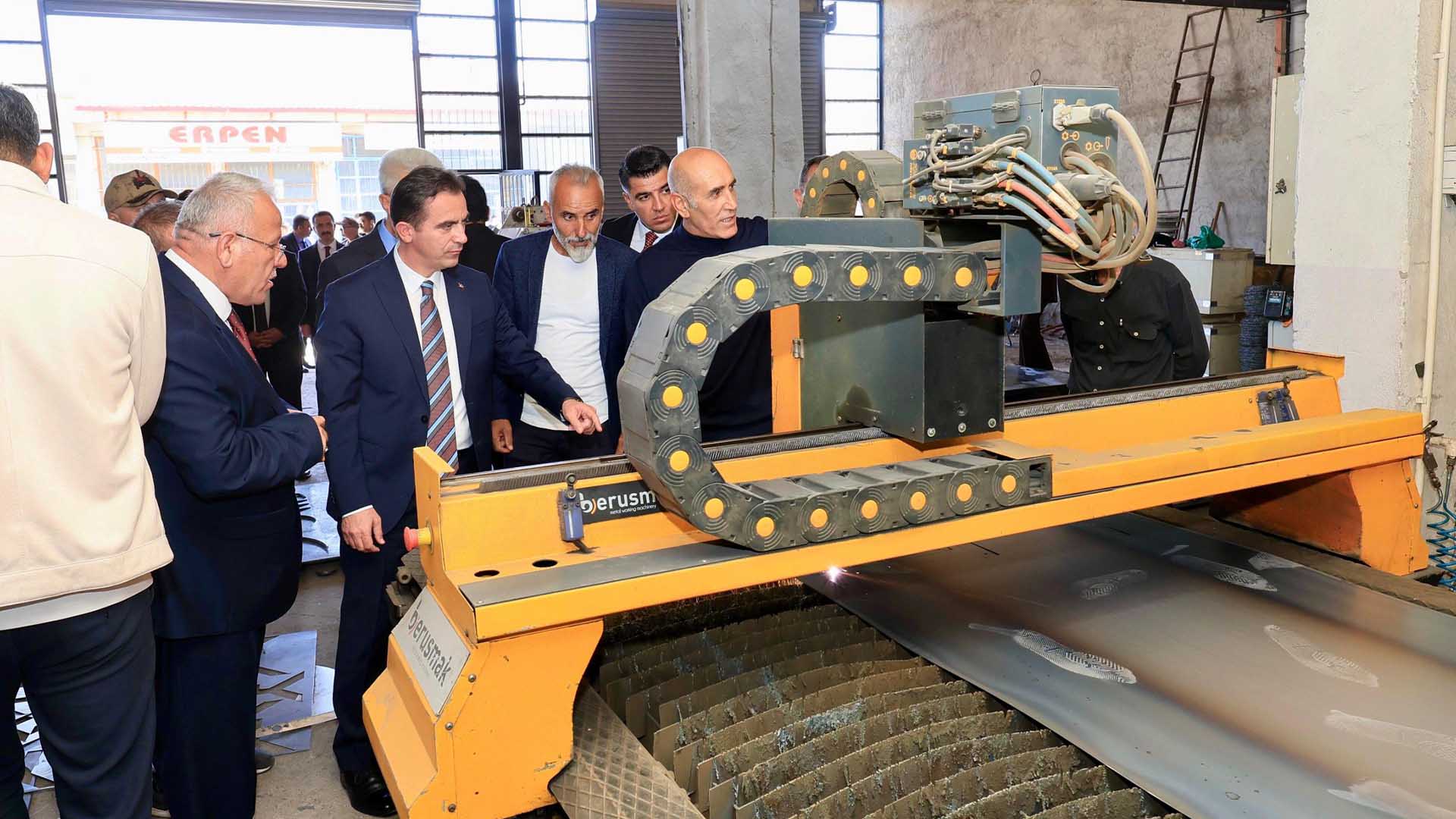 Bitlis Valisi Karakaya, Tatvan Küçük Sanayi Sitesi Esnafını Ziyaret Etti