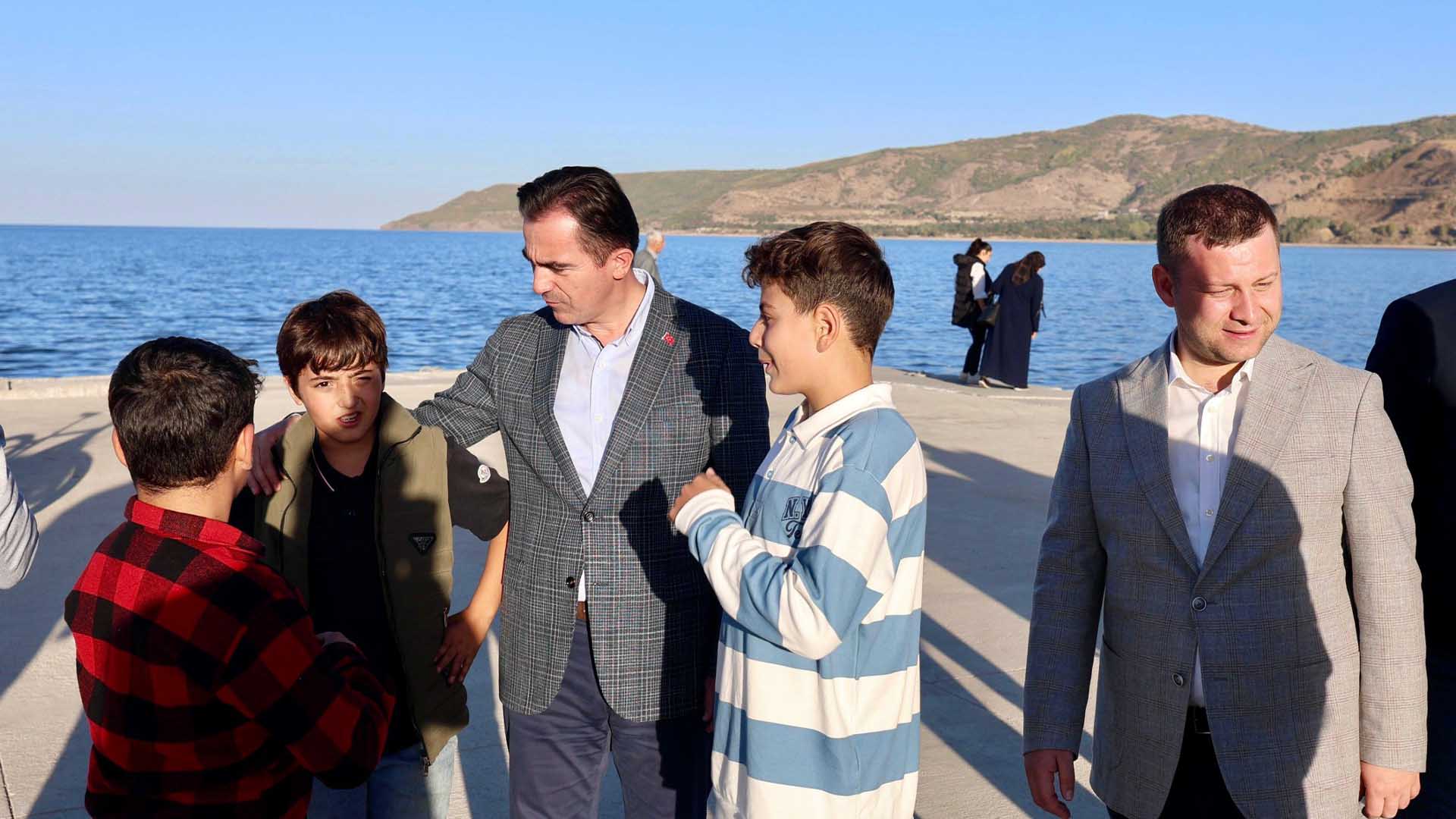 Bitlis Valisi Karakaya, Tatvan’da Vatandaşlarla Buluştu 2