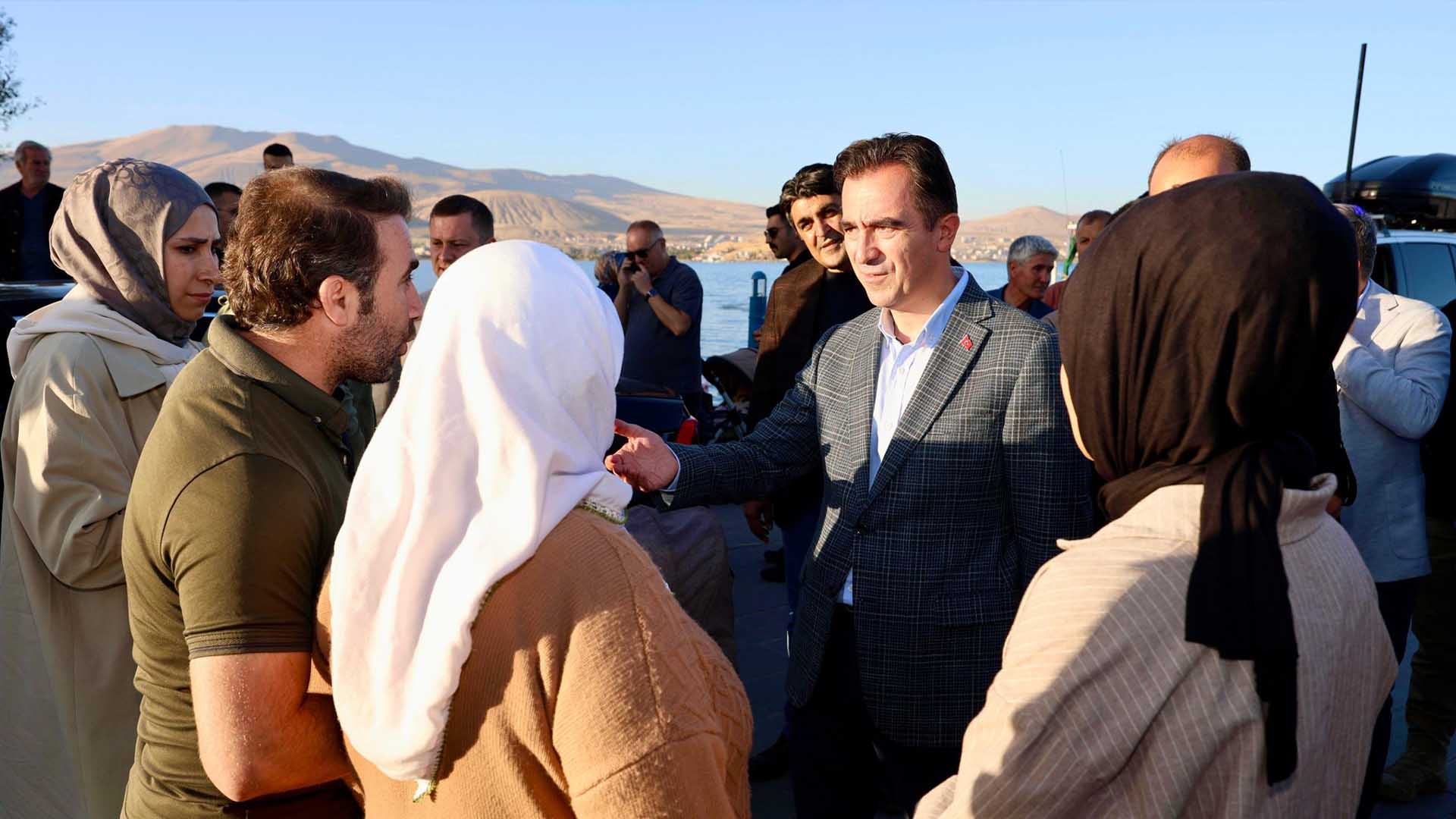 Bitlis Valisi Karakaya, Tatvan’da Vatandaşlarla Buluştu 5