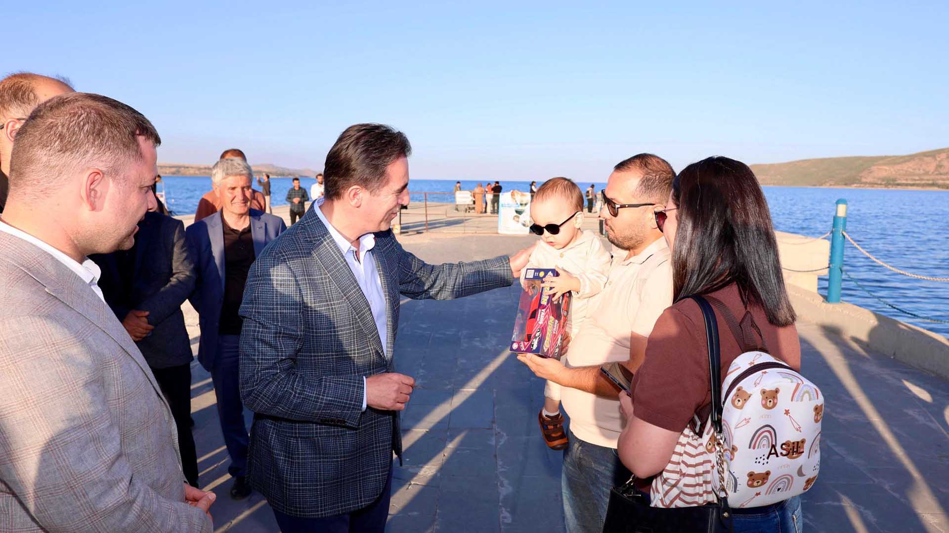 Bitlis Valisi Karakaya, Tatvan’da Vatandaşlarla Buluştu