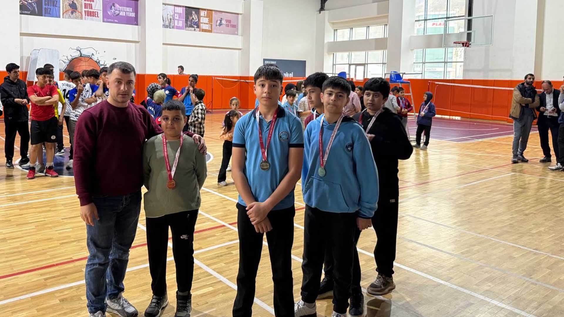 Bitlis’te Cumhuriyet Kupası Badminton Turnuvası Nefes Kesti 1